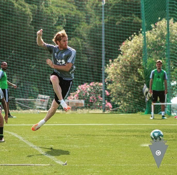 アレハンドロ・フェルナンデス・イグレシアスのインスタグラム：「⚽️. 🎱. 🏹. ¿ Cómo van esas ganas de volver a ver a nuestro Cádiz?」