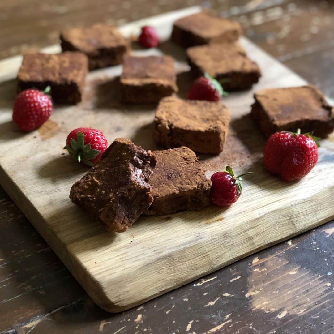 のインスタグラム：「Vegan MacRawbiotic 😳😏brownie!( recipe blow ) and several homemade vegan or organic sweets for this week✨  I’ve been making MacRawbiotic brownie for long time. Because it’s Easy& tasty 😋  Ingredients  200g  Raw walnut ( soak over night) 50g  Dates 50g  Raisin 15g  Raw cacao powder 15g  Carob powder 2Tbsp.  Rice syrup  2Tbsp.  Maple syrup  Pinch of sea salt  Directions 1. Drain the walnut and rinse well. 2. Put the all ingredients in food processor until combine everything well.  3. Putting into a mold, make it smooth on the surface. Then put in the fridge until it’s set. 4. Cutting into a piece, covered with carob powder again. Keep it in the airtight container, or Guten Appetit!  連日25度超えのお天気。最高か！ 断食明けて甘味に敏感になり砂糖たべれない。でもこの陽気、フレッシュで栄養あるスイーツが食べたい！て気分。 てなわけで、今週のおやつは色々なテイストのフルーツや穀物、スーパーフードなどを使いシリアルバーや軽めのおやつを色々と用意してみた。  ローフードでもない、マクロビでもない、その中間をmacrawbioticと密かに名付けて早十余年。このおやつは簡単だから一度に色々作れちゃうのがとっても便利。あとは密閉容器にいれて一週間のうちにはたべきる。くらいの気持ちでやりくりします。 シリアルバーやフルーツバー系はドイツの子供らの定番おやつ。自分で食材の質や甘さや穀物の種類など、はたまた子供の体調や性格に合わせて選べるからやはり手作りはいいですな！ 安上がりだしね！😝 と、今日はそんなマクローの😂チョコブラウニーもどきをご紹介します。今やローフードとか大ブームだけど、このマクローブラウニーは我が家のデカイ子供らが十余年も昔に日本の片田舎で食べておった懐かしのおやつでございます。懐かしいなぁ…音楽や香水の匂いに思い出があるように、食べ物も思い出と共に刻み込まれるもんなんですねぇ🥺  材料 生くるみ 　200g(一晩水に浸水させる) デーツ 　50g レーズン 　50g 生カカオパウダー　　15g キャロブパウダー　　15g 米飴 　大さじ2 メープルシロップ　大さじ2 海塩 　一つまみ  作り方 1.浸水させたくるみは水を捨ててから一度によくすすぎ、水気を切る。 2.全ての材料をフードプロセッサーにいれ攪拌してひとまとまりの生地にする。 3.型にいれ、表面を平らにしてラップして冷蔵庫でやや固まるまで冷やす。 4.切りやすい硬さになったら、包丁で切り分けて周りにキャロブパウダー(分量外)をまぶして密閉にいれる。酸化しやすいので早めに食べ切ります。私は冷凍することもあります。一週間は美味しく食べられます。😉 #macrawbiotic #vegan #sweets #plantbased #kids #snack #healthyfood #homemade #organic #momslife #berlin #food #hitomisküche #手作りおやつ #ビーガン #砂糖不使用 #ヘルシーおやつ #ベルリン #海外在住 #料理 #日登美」