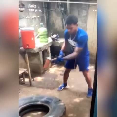 ホセ・レイエスのインスタグラム：「Por poco y le cae en el caco🤦🏿‍♂️」