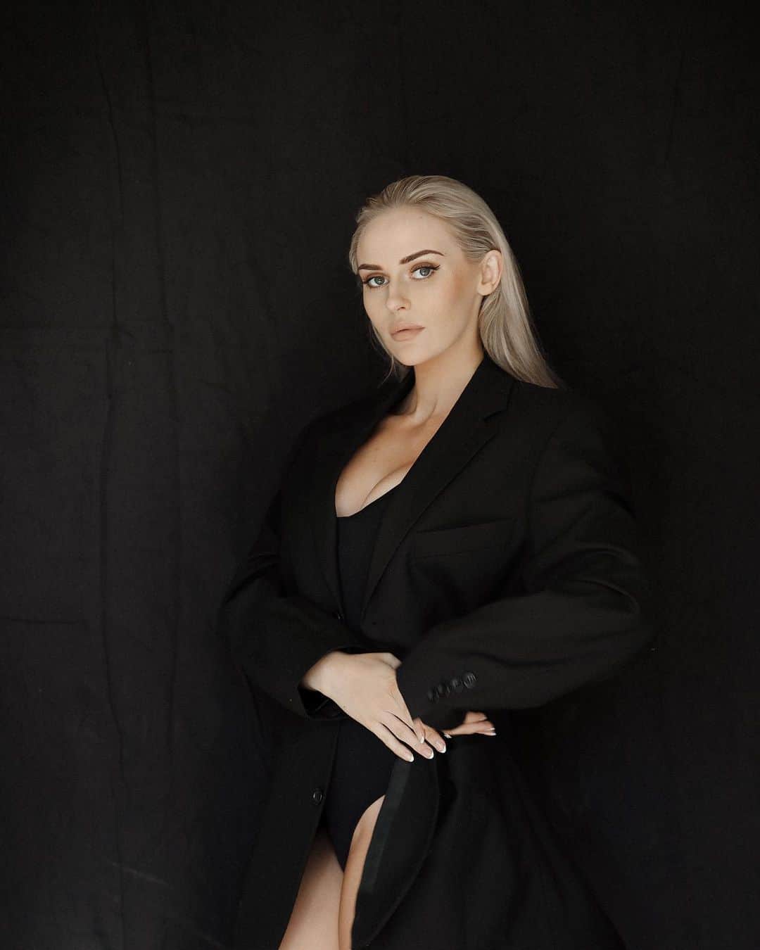 Anna Nyströmさんのインスタグラム写真 - (Anna NyströmInstagram)「For me it is just common sense. You treat people with respect, compassion and kindness - You treat people like you want to be treated yourself.⁣⁣ ⁣⁣ We are all unique. We come from different places, have different personalities and we all look different. It makes people interesting, fascinating and it is how we learn from each other and grow together. Different is beautiful. ⁣⁣ ⁣⁣ It all goes wrong when the difference between us such as skin color comes with judgment and hate. It makes me sad this is happening around the world every day at such extreme that people get hurt, people are dying.⁣⁣ ⁣⁣ So what kind of person do you want to be in this world? Don’t be part of the hate, be a part of the solution. Less judgement, more compassion.⁣⁣ Listen, educate yourself, share and if you have something important to say - speak up. ⁣⁣ ⁣⁣ We need a change and we are all a part of that change. 🖤」6月3日 5時07分 - annanystrom