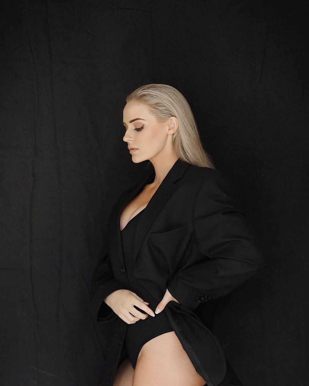 Anna Nyströmのインスタグラム：「For me it is just common sense. You treat people with respect, compassion and kindness - You treat people like you want to be treated yourself.⁣⁣ ⁣⁣ We are all unique. We come from different places, have different personalities and we all look different. It makes people interesting, fascinating and it is how we learn from each other and grow together. Different is beautiful. ⁣⁣ ⁣⁣ It all goes wrong when the difference between us such as skin color comes with judgment and hate. It makes me sad this is happening around the world every day at such extreme that people get hurt, people are dying.⁣⁣ ⁣⁣ So what kind of person do you want to be in this world? Don’t be part of the hate, be a part of the solution. Less judgement, more compassion.⁣⁣ Listen, educate yourself, share and if you have something important to say - speak up. ⁣⁣ ⁣⁣ We need a change and we are all a part of that change. 🖤」