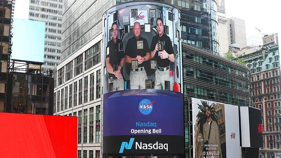 国際宇宙ステーションさんのインスタグラム写真 - (国際宇宙ステーションInstagram)「NASA astronauts (from left) Bob Behnken, Doug Hurley and Chris Cassidy are pictured after ringing the bell Tuesday morning on the NASDAQ MarketSite in Times Square located in New York City. #nasa #astronaut #nasdaq #timesquare #nyc #newyorkcity #newyork #International #space #station」6月3日 5時46分 - iss