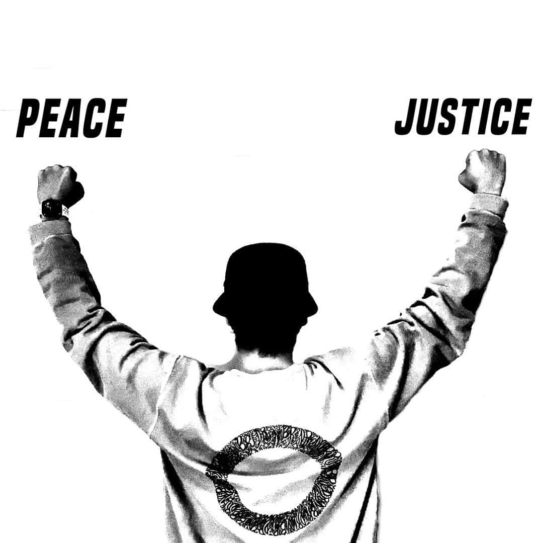 のインスタグラム：「【Peace On The Left,Justice On The Right.】この世界に根深い全ての有色人種への差別や暴力に深い悲しみや恐怖、そして純粋に怒っている。今世界で行われているデモで声を上げている人々、静かにでも深く考えている人々と共に。アジア人も無関心ではない。athleteこそ声を上げるべき問題だ。オリンピズムとはそう言うものだ。 拳を振りかざすのではなく 今こそ二つの拳を突き上げようぜ。 • • • #peaceontheleftjusticeontheright  #georgefloyd #nonviolence」