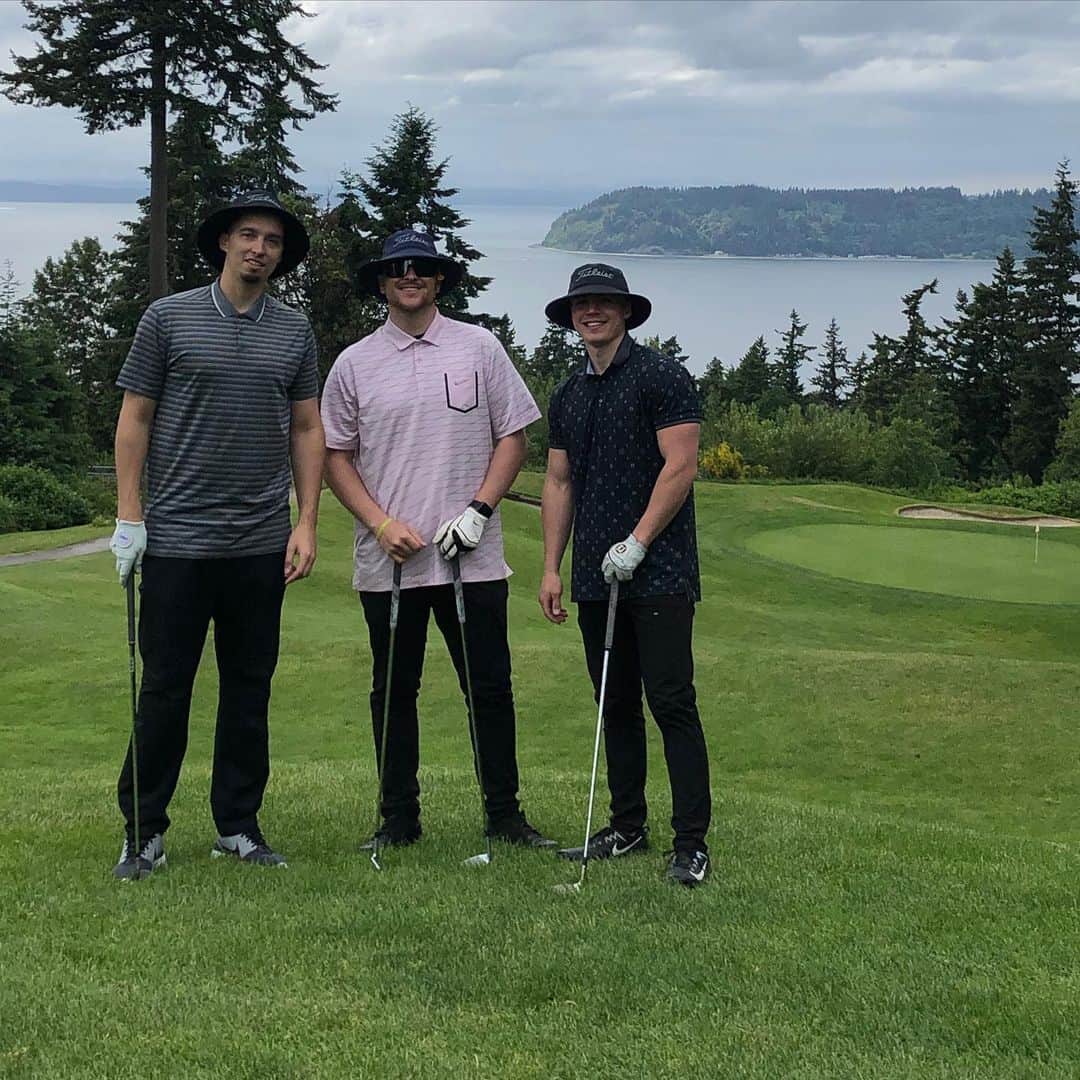 ブレイク・スネルのインスタグラム：「Bucket hats like yurrr 🏌️」