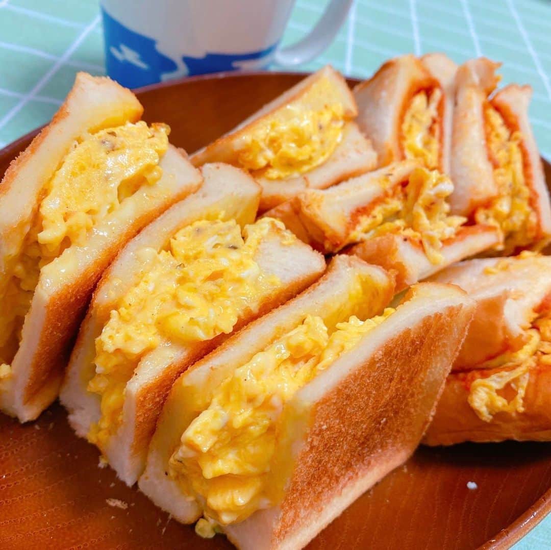 山西章博のインスタグラム：「今日の朝ご飯。食パンと卵を消費したかったので、タマゴサンドなのさ！ #朝ごはん #タマゴサンド #焼くタイプ #オレガノオリーブオイル  #ケチャップ #マヨネーズ #息子はパンの耳残し #初心者主夫」