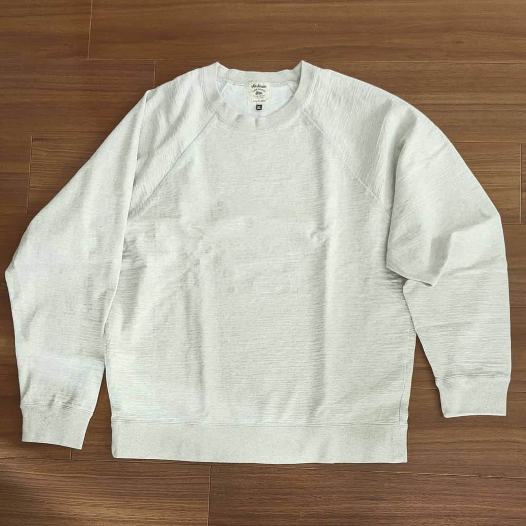 のインスタグラム：「【FASHION】洋服買うの久しぶり！JackmanのDOTSUME CREWNECK L/S  SHIRT のASHカラー  福井県発祥のファクトリーブランド、ジャックマン  もちろんメイドイン福井  もっちりとしていて触り心地が良く、スーパーヘビー級の重量感、分厚過ぎてスウェットなんじゃないかなってくらい目の詰まった生地感  洋服好きなら羽織った瞬間に感動すると思います。  また、昔の野球のアンダーシャツみたいな鋭角でキレのあるラグラン袖は、テロッと着るには最高です。  最後の写真は展示会のときに見たサンプル、少し首元が広いかもね、こっちでも良かったかなぁなんて  公式ONLINEにサイズが無くて、仙台のお店で見つかり、ネット購入。展示会のときに個人オーダーすべきだったと猛省。  洋服は出会い、ビビっと来たら買わないとね  一生着ていって、一緒に歳を重ねていきたいです  15,400yen  #jackman #ジャックマン #洋服好きと繋がりたい  #FASHION #ファッション #JAPAN #日本製 #madeinjapan #baseball #カットソー #ロングスリーブTシャツ #Tシャツ #ヘビーウエイト #ヘビーオンス #右の和製大砲 #右の本格派 #左の軟投派 @jackman_official #衣装代として」