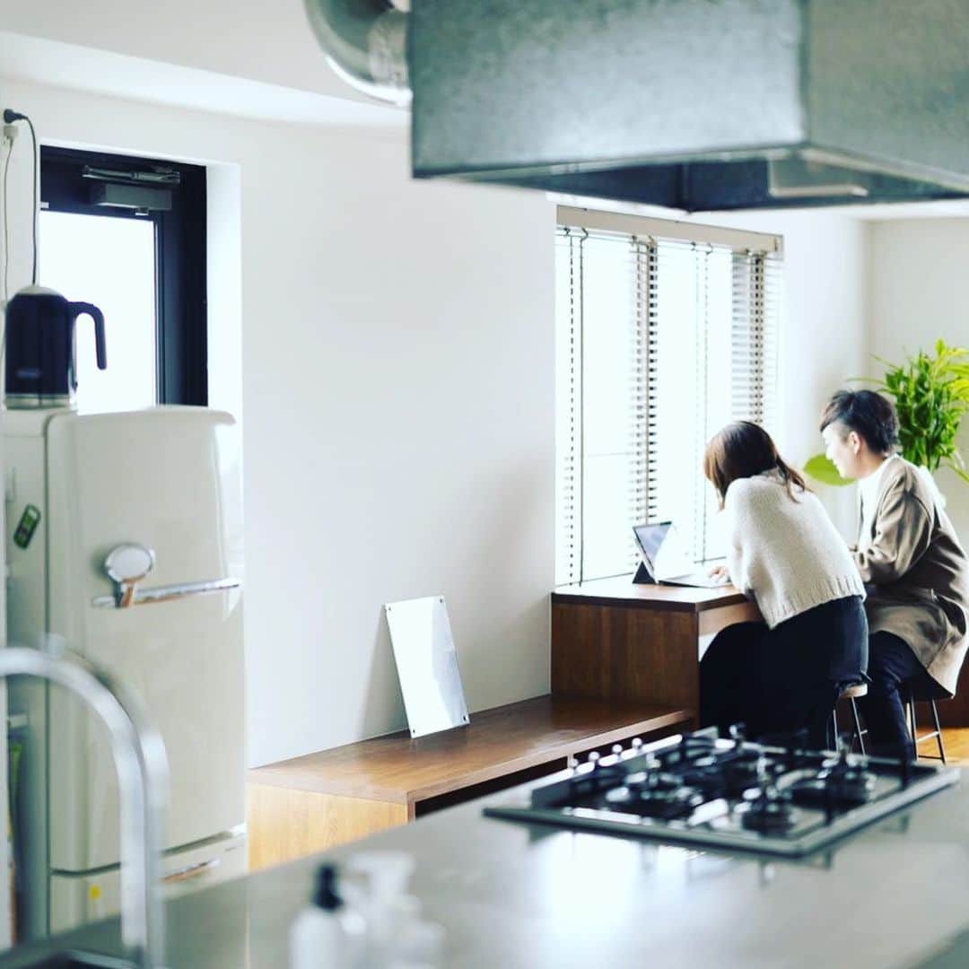 SUVACOさんのインスタグラム写真 - (SUVACOInstagram)「在宅で仕事をすることが多いご夫婦。収納を減らして、広い空間に。その日の気分で場所を決定。休憩時間も楽しんで、テレワークがはかどります。﻿ ﻿ designed by ブルースタジオ @bluestudio_jaran ﻿ https://suvaco.jp/project/qAjhCuObyb﻿ ﻿ #ホームオフィス #二人暮らしインテリア #プロジェクターのある暮らし#いい家 #今日のいい家 #自分らしい家 #家づくりを楽しむ #施工例 #建築 #デザイン住宅 #architecture #archidaily #archilovers #ブルースタジオ_ # SUVACO #スバコ #SUVACO編集部 #マンションリノベーション#リノベーション #リノベーション事例 #リノベーション住宅 #リノベーション会社 #リノベーションしたい #リノベーションライフ #リノベーションという選択」6月3日 7時16分 - suvaco.jp