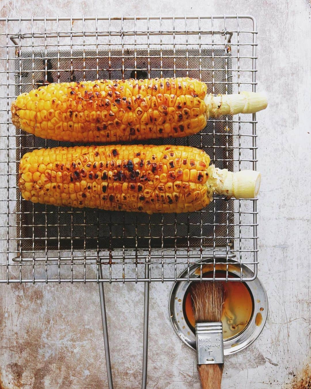 樋口正樹さんのインスタグラム写真 - (樋口正樹Instagram)「Grilled corn 🌽 . 朝から網焼きした 焼きとうもろこし。 . . #焼きとうもろこし #焼きトウモロコシ #夏の味 #辻和金網 #手付焼網 #sweetcorn #grilledcorn」6月3日 7時23分 - higuccini