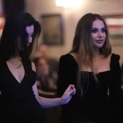 Merve Boluğurのインスタグラム：「Seninki geliyor dogal davran @melaikel 😂」