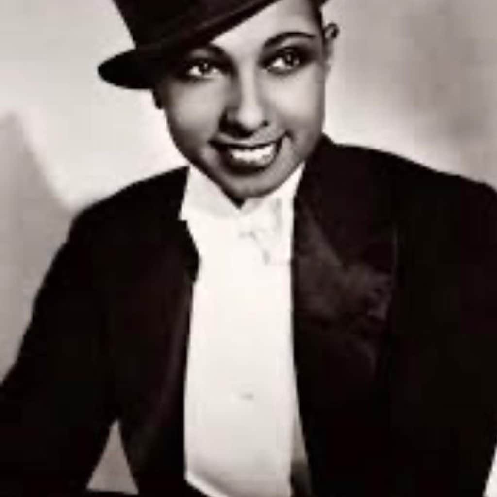ナオミ・キャンベルさんのインスタグラム写真 - (ナオミ・キャンベルInstagram)「HAPPY BIRTHDAY JOSEPHINE BAKER QUEEN, Thank you for all you stood and fought for, and paving the way.  I’m sorry you had to run  away from USA ... we are still fighting for justice NOW for the same reasons as you then. Your heart was as pure as your voice .  May you Rest in Power 👑♥️♥️🙏🏾 #Repost  The hate directed against the colored people here in St. Louis has always given me a sad feeling... ... I ran away from St. Louis, and then I ran away from the United States of America, because of that terror of discrimination, that horrible beast which paralyzes one's very soul and body.” ———— . . .  #JosephineBaker is remembered by most people as the flamboyant African American entertainer who earned fame and fortune in Paris in the 1920s.  Yet through much of her later life, Baker became a vocal opponent of  segregation and discrimination, often initiating one-woman protests against racial injustice.  In 1963, at the age of 57, Baker flew in from France, her adopted homeland, to appear before the largest audience in her career, the 250,000 gathered at the March on Washington.  Wearing her uniform of the French Resistance, of which she was active in World War II, she and Daisy Bates were the only women to address the audience. Baker spoke just before Dr. Martin Luther King gave his “I Have a Dream” oration. What she said appears below.  It is quite long I will post the end you can find  the entire speech  https://www.blackpast.org/african-american-history/speeches-african-american-history/1963-josephine-baker-speech-march-washington/ ——— “Ladies and gentlemen, my friends and family, I have just been handed a little note, as you probably say.  It is an invitation to visit the President of the United States in his home, the White House.  I am greatly honored.  But I must tell you that a colored woman—or, as you say it here in America, a black woman—is not going there. It is a woman.  It is Josephine Baker.  This is a great honor for me.  Someday I want you children out there to have that great honor too.  And we know that that time is not someday.  We know that that time is now. I thank you, & may god bless you.  And may He continue to bless you long after」6月3日 7時29分 - naomi