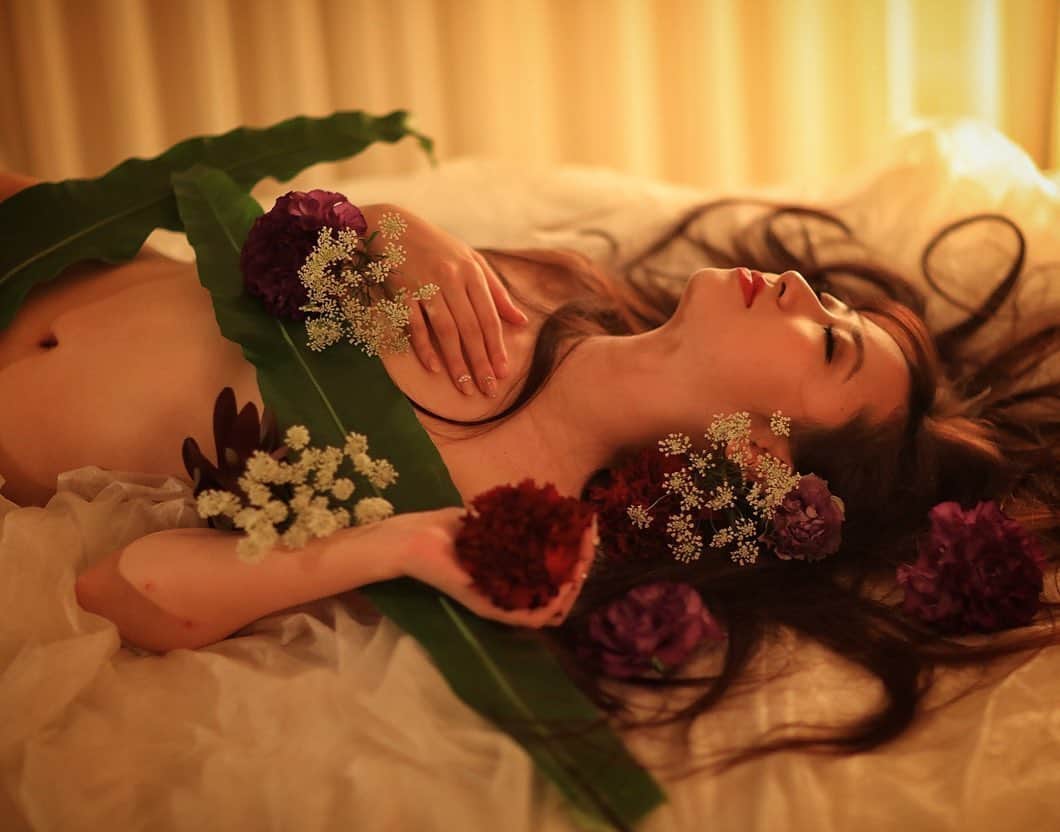 舘林佳史のインスタグラム：「女性が惚れる究極の美しさ。﻿ ﻿ 妖艶で色気のある魅力。﻿ ﻿ 裸を纏うnude写真集❣️﻿ ﻿ 【美艶✨Bien✨】﻿ ﻿ @beauty_nude_bien ﻿ ﻿ あなたも知らない自分自身の魅力や美しさを写真と言うキャンパスでドラマティックに表現致します。﻿ ﻿ 撮影のご依頼や美艶モデルに興味がある方お問い合わせ等はお気軽にDM又はコメントください。﻿ ﻿ ドラマティックフォトグラファー ﻿ ﻿ @tatephotox  舘林佳史 ﻿ ﻿ 【撮影依頼】﻿ ①名前②年齢③お住い④連絡先⑤LINEID又はメールアドレス﻿ を記入の上DMお願い致します📩﻿ 後日詳細を送らせて頂きます✨﻿ 【モデル応募】﻿ ①名前②年齢③お住い④連絡先⑤LINEID又はメールアドレス﻿ を記入の上最近の写真と応募理由をお書きの上DMお願い致します 📩﻿ 後日詳細を送らせて頂きます✨﻿ ﻿ ༚┈❁┈༚༝༝༚┈❁┈༚༝༝༚┈❁┈༚༝༝༚┈❁┈ ༚༝༝༚┈❁┈﻿ ． 【掲載モデル個撮紹介】﻿ 掲載モデルを撮ってみたいと思った事はありませんか^ ^⁉️﻿ .﻿ 掲載モデルさんをご紹介出来るようになりました❣️﻿ .﻿ ✅ポートレート撮影をやってみたいけどモデルモデルが見つからない。﻿ ✅モデルと一対一でポートレート撮影したい。﻿ ✅撮影会だと撮りたい構図の写真が撮れない。﻿ ✅モデル2人でツイン撮影したい。﻿ ✅友達のカメラマンと一緒にモデルを撮りたい。﻿ ✅モデルとメイクさんを呼んで作品作りをしたい。﻿ ✅スタジオで個撮したい。﻿ ✅海や山で撮影したい。﻿ ✅水着撮影したい。﻿ ✅仕事帰りに撮影したい。﻿ ✅夜景やネオンで撮りたい。﻿ ✅フォトコンにチャレンジしたい。﻿ ✅美容院スタイリストの作品作りコンテストモデル探しや撮影をしたい。カメラマンも探している。﻿ ✅プロのフォトグラファーを 目指している。﻿ ✅プロのカメラマンと同行してもらって勉強したい。﻿ ✅自分の都合の良い日や時間に合わせて撮影がしたい。﻿ .﻿ ༚┈❁┈༚༝༝༚┈❁┈༚༝༝༚┈❁┈༚༝༝༚┈❁┈ ༚༝༝༚┈❁┈﻿ ． 【掲載モデルの個人撮影依頼】﻿ .﻿ お問い合わせは以下の内容を記入しDM 📩﻿ 又はLINE下さい ID510661(舘林佳史)﻿ .﻿ お取り次ぎ致します❣️﻿ .﻿ 件名《個撮モデルお問い合わせ》﻿ ⚫︎氏名:﻿ ⚫︎年齢:﻿ ⚫︎連絡先:﻿ ⚫︎メールアドレス:﻿ ⚫︎カメラ歴: 年﻿ ⚫︎希望モデル名:﻿ ⚫︎希望日:﻿ ⚫︎希望時間:﻿ ⚫︎希望集合場所:  駅や施設名﻿ ⚫︎希望撮影地: 湘南  鎌倉 横浜 ○○公園 等﻿ ⚫︎移動手段: 徒歩  車﻿ ⚫︎希望衣装: ドレス・ロングスカート・ミニスカート・ワンピース・普段着・カジュアル・ショーパン・お任せ・着物・その他﻿ ⚫︎衣装(モデルさんに持って来て欲しい・自分で用意したい)﻿ .﻿ .﻿ ༚┈❁┈༚༝༝༚┈❁┈༚༝༝༚┈❁┈༚༝༝༚┈❁┈ ༚༝༝༚┈❁┈﻿ ． ◆撮影料金﻿ .﻿ 基本撮影時間:3時間(休憩時間移動込み)﻿ 15000円﻿ ⚫︎延長:1時間ごとに5000円﻿﻿ .﻿ ༚┈❁┈༚༝༝༚┈❁┈༚༝༝༚┈❁┈༚༝༝༚┈❁┈ ༚༝༝༚┈❁┈ . ．﻿ ﻿ #美艶#モデル募集#美人#写真集#雑誌#妖艶#ビューティー#美ボディ#セクシー#モデル#model#ポートレート#ポトレ#ヌードモデル#セミヌード#nude#グラビア#セクシー#セクシーモデル#モデル撮影 #モデル#被写体#被写体募集#作品作り」