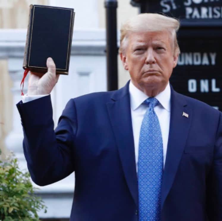 ジョニー・ガレッキのインスタグラム：「Donald Trump showing off one of the rare moments he’s held a Bible. Mr. Trump, you can not mobilize the American military against the American people. Not legally and certainly not morally. Such requires permission from each state. You do not know the Constitution. You do not know the law. You do not know your job. OUR (not your) mighty and courageous soldiers, profoundly saluted and embraced by us civilians, will always be outnumbered by our population. Hence our Second Amendment. This is not a monarchy, Mr. Trump. This is the Land of the People. You can not “dominate” us. You can only serve as the civil servant you were elected. We need understanding. And compassion. And trusted leadership. Not your irresponsible and thoughtless, extremely dangerous threats and your pathetic and impotent bullying. I’ve hesitated sharing these feelings of outrage because all our current fires do not need to be stoked further and all I pray for is peace and harmony and voices for us ALL. But I’m sincerely convinced at this point that this unstable person will not be satisfied until he creates another civil war.  Please lay down your guns and your tear gas cans. Your true duties are found in your heart and your orders are found in your conscience. Please lay down your rocks and Molotov cocktails. Please do not destroy the already struggling businesses of your neighbors. They are not who you are angry with. Please do not burn down your own communities. If your intent is to protest peacefully then photograph and report those who are inciting the violence and who are tarnishing your motives, lessening the validity of your voices and attempting to rob you of your rights and responsibilities to dissent. We can do this. We are the Land of the People. Let’s teach Mr. Trump this in November. And collectively have the complex and layered conversations needed, both on a national scale and one-on-one with a person of a different color skin than yours so that we can begin true understanding of one another and so that we can work towards this never happening again. I believe we are capable. I believe in the people of this country. Be safe. Stay healthy. Much love.  Heartbrokenly, JMG」