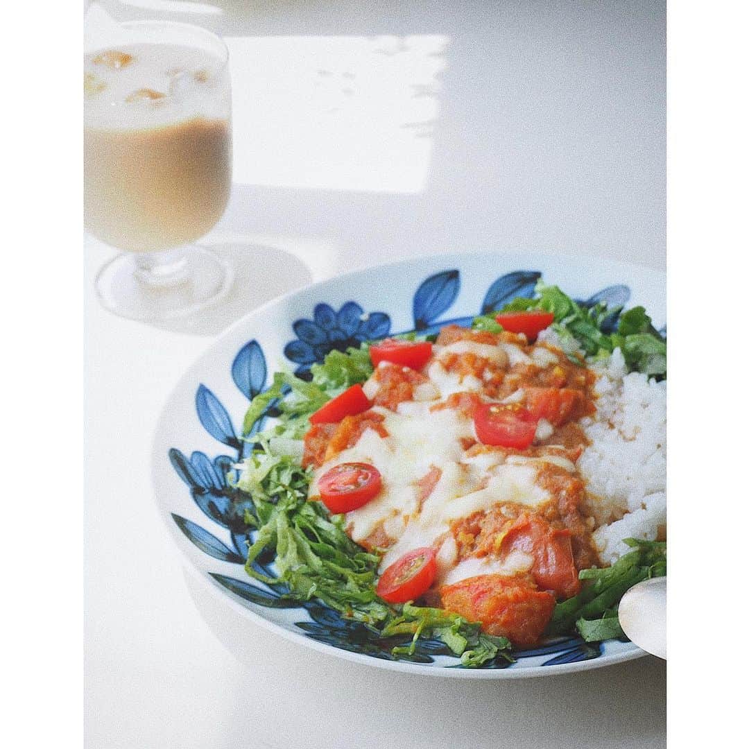 猪鼻ちひろのインスタグラム：「🍛 カレー大好き！ だけどやっぱり飽きるよねってことで ①タコライス風(アボカドもなかったから風だわ🥑) 追いトマトと、チーズ&レタスでなんとなくタコライス風 ②最初の形態→トマトチキンカレー。 トマト缶を入れるとカレーっぽさが薄まるのがあんまり好きじゃないかも、と毎回思ってる気がする。ルーが足りないのかな。教えて！！！笑(このトマト感がいいのか？) 付け合わせは塩麹塩昆布トマトと、小松菜のお味噌汁。 大好きなアメリカンチェリー🍒 ③たっぷりネギとお出汁入れておうどん。 冷凍うどん、メーカーによって全然違う。ちょっとだけ高いの買ったらコシが強くて好みだったわぁ🥺笑 #ちひろのごはん #ちひろkitchen #カレー #タコライス #タコライス風 #カレーうどん #トマトカレー」