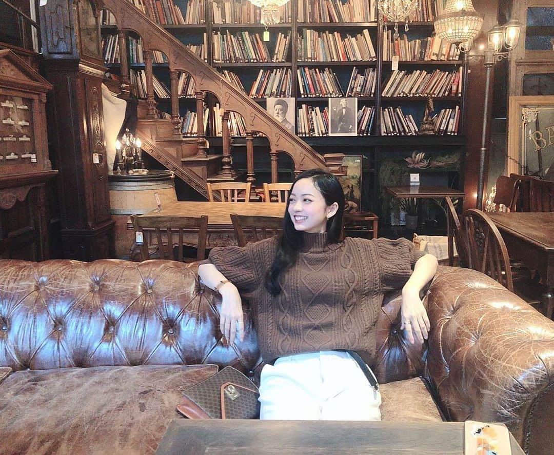 川瀬莉子さんのインスタグラム写真 - (川瀬莉子Instagram)「. ソファが豪華でつい偉そうな座り方したくなった✌︎ . #過去pic」6月3日 18時45分 - kawase_riko_official
