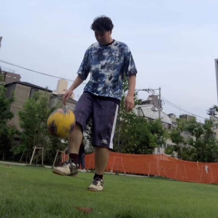 狩野大のインスタグラム：「毎日リフティング30日目  #毎日リフティング #リフティング #練習 #今日は #レッグオーバー #なかなか #成功率が変わらない #何本も練習した #そこそこいいやつだけ #ピックアップ #見ていてくれ兼近P」