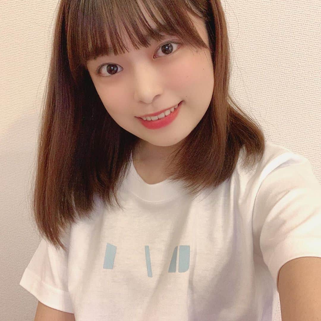 のインスタグラム：「@youone.wear さんからサンプルTシャツを頂きました💕 ユニセックスのTシャツで、性別にとらわれずに着ていただけます🌷 今回私が着用しているのはsサイズです🐰 Lサイズの方も別途投稿させていただきます👗 生地はとてもしっかりしていて洗ってもヨレないと思います👼🏻 肌触りもしっとりしています✨ 今日は☔️だったので、次回は晴れた日にお外でコーデを撮影できたらいいなと思います☺️ また生地感等も後日詳しく投稿いたしますね☁️ #U/1 #ユーワン #tシャツ #ユニセックス #白t #ロゴt #unisex #fashion #lll #flf #tshirt #코디 ##코디스타그램 #패션 #옷 #오오티디 #アンバサダー #モデル #コーデ #被写体　#撮影 #カメラ  #自撮り #コーデ #セルフィー #サロンモデル #読者モデル #ミスコン #bis_web #mery」