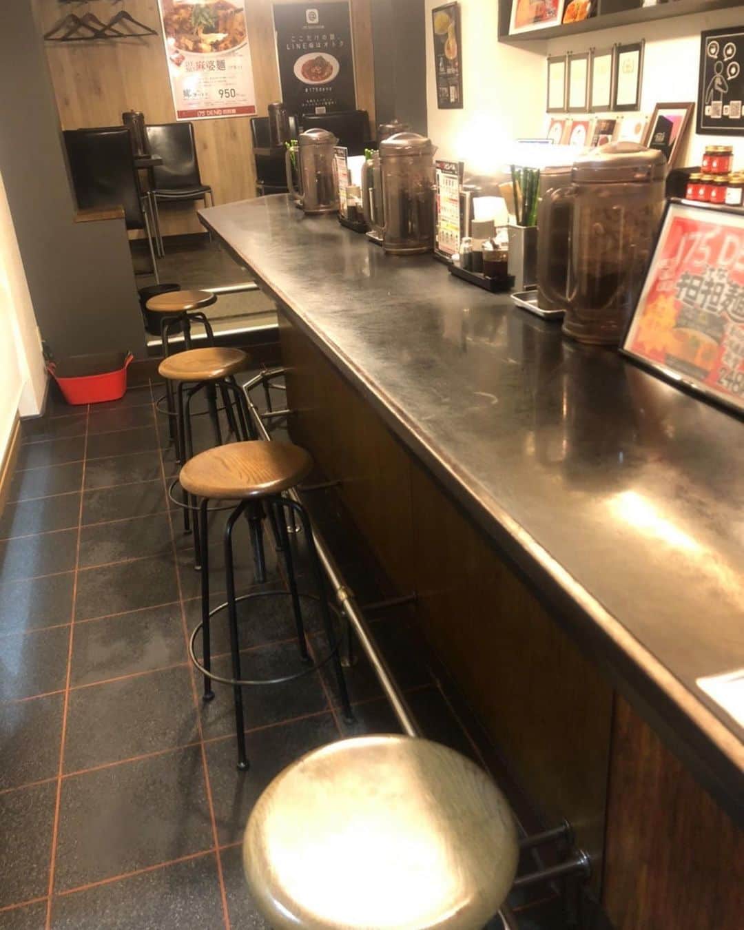 のインスタグラム：「‪【新北海道スタイル取り組み店です】‬ ‪総本店は新北海道スタイルの取組みとして、‬ ‪マスク、手洗いの徹底、従来の7脚より5脚に減らし、ソーシャルディスタンスをとっております‬ ‪ご安心して御来店ください。‬ ‪#175deno #新北海道スタイル　#札幌ラーメン　#担々麺　#札幌テイクアウト　#staysafe‬ #麺スタグラム #ラーメン　#ramen」
