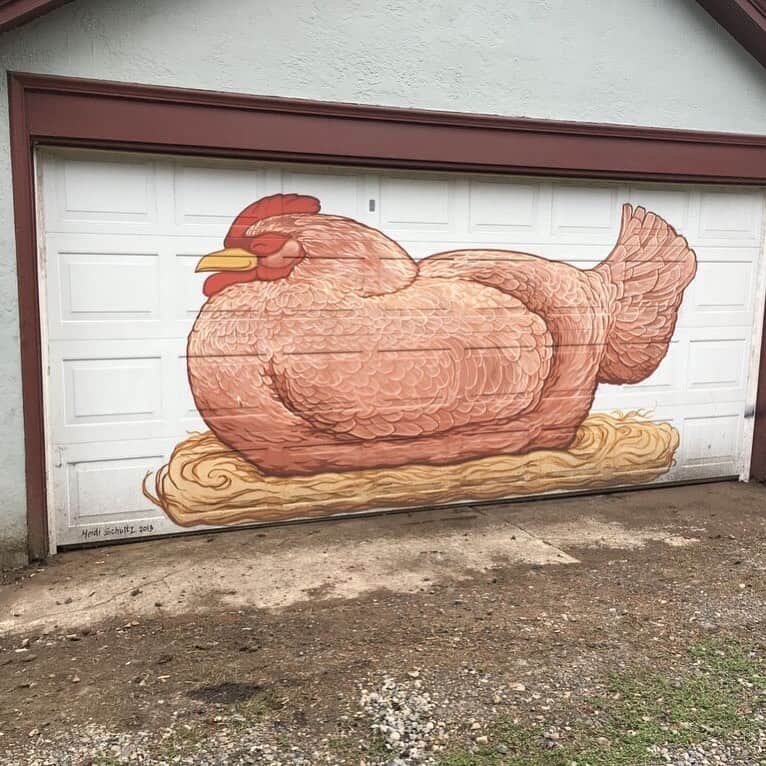 アメリカ大使館さんのインスタグラム写真 - (アメリカ大使館Instagram)「お家のガレージに大きな鶏🐔の絵。 なんかほっこりする〜😊 6月3日は、🇺🇸では卵の日(National Egg Day) . #usa #america #studyabroad #livinginamerica #garage #mural #chicken #nationaleggday #egg #portlandoregon #walkingintheneighborhood #アメリカ #アメリカ生活 #留学 #散歩 #ガレージ #シャッター #鶏 #チキン #卵の日 #西海岸 #ポートランド #オレゴン州」6月3日 17時19分 - usembassytokyo