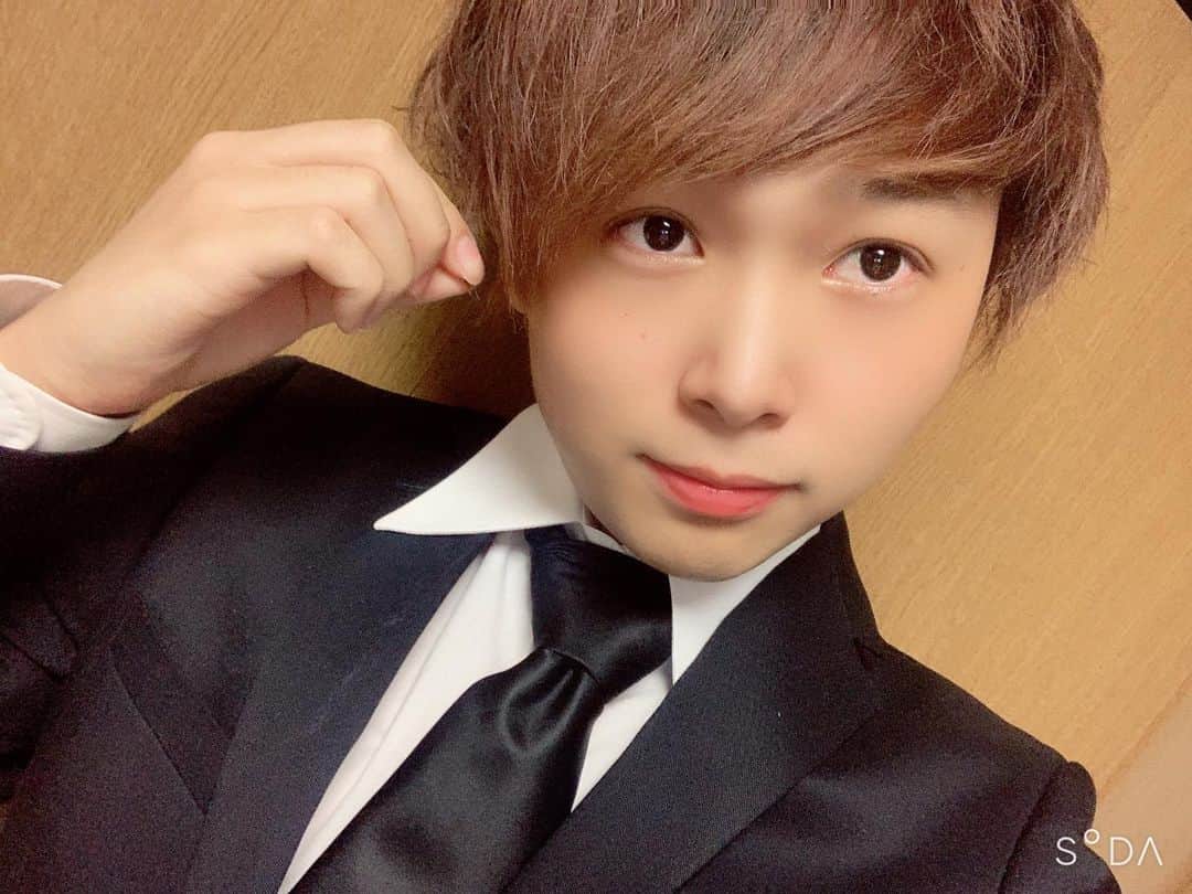 らーくんのインスタグラム：「久しぶりにスーツ着た〜 今日の動画でお楽しみに😖😖」