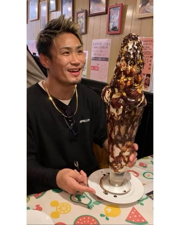 金太郎のインスタグラム：「大阪🐙鶴橋編🦍 カナリヤ「巨大パフェ」 スポンサーついてくれへんかな🥺🍰 #rizin #rizinff  #youtube #マサカリチャンネル #鶴橋#鶴橋コリアンタウン  #カナリヤ #パフェ #BROADAXE」