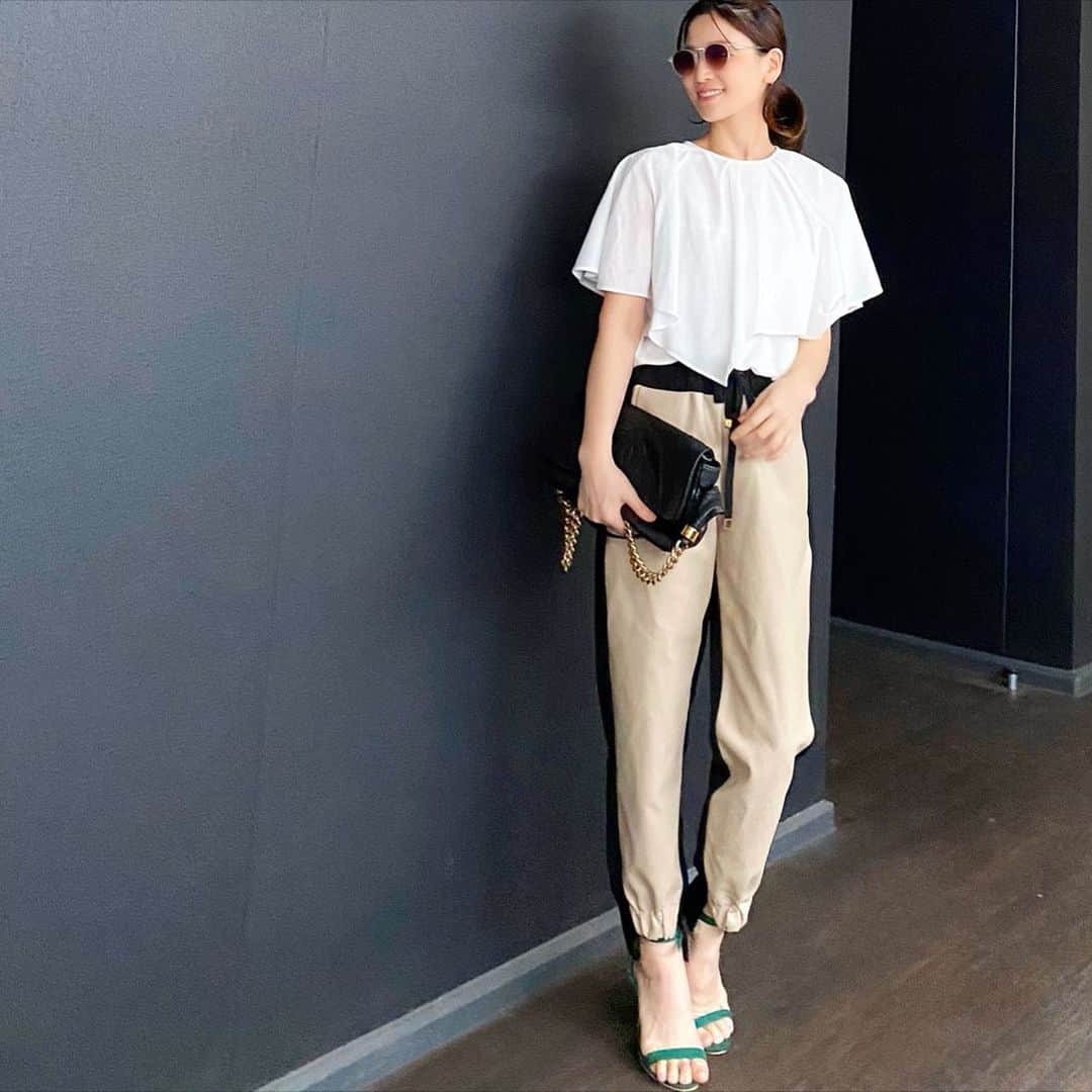 のインスタグラム：「久々にサンダル👡もう、暑いしジャケットの出番🧥少なかったなぁーって思いながらクリーニングだしました😂 #blouse #rawfudge #pants#dayandgrade  #sandals #titivate  #bag#chanel ・ ・ ・ #パンツコーデ#ブラウスコーデ  #ローファッジ サックスのみ#zozotown」
