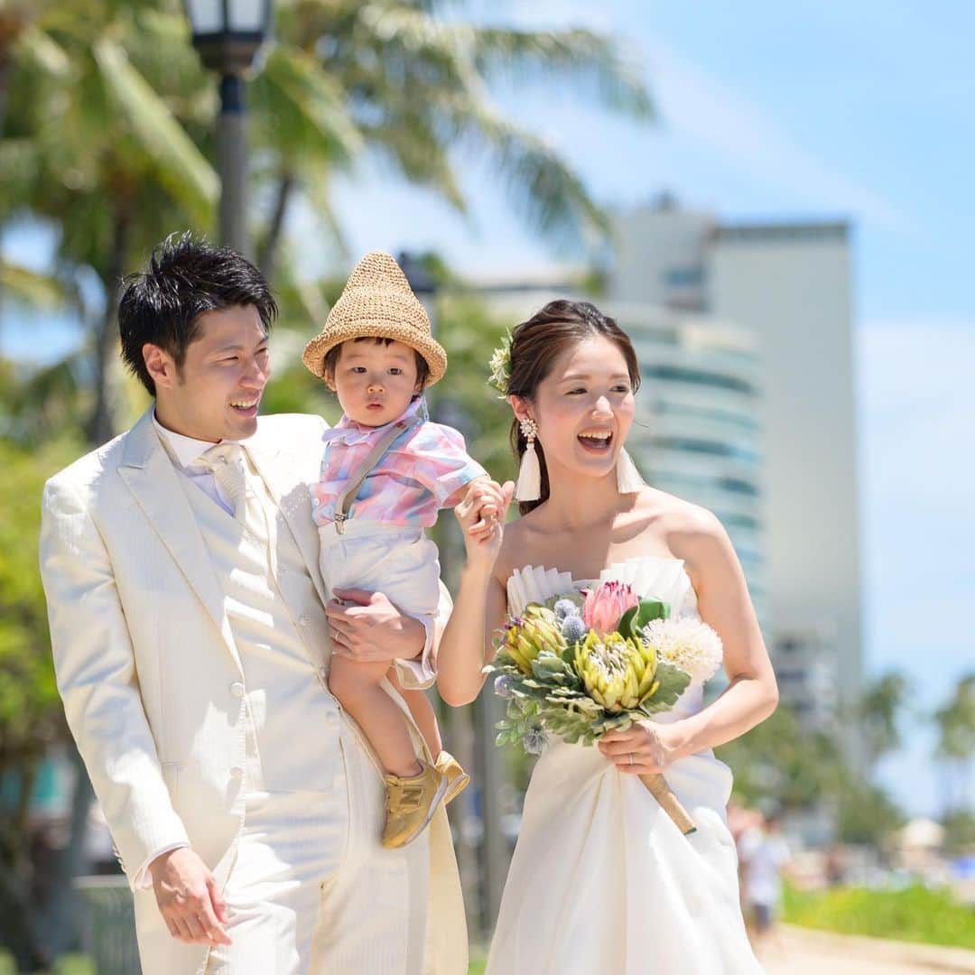 Photopla+（ フォトプラ ）さんのインスタグラム写真 - (Photopla+（ フォトプラ ）Instagram)「@photopla_weddingをフォローして、﻿ 『#フォトプラ花嫁』『#フォトプラ』の﻿ タグをつけて写真をUPしてみて･ﾟ｡﻿ ﻿ ——————————﻿ ﻿ ハワイの青い空の下でアロハポーズ✳︎*﻿ ﻿ 家族3人で過ごす時間は、﻿ 何物にも変えがたい宝物ですよね…♡﻿ ﻿ スタッフ一同心を込めて、﻿ サポートをいたします◎﻿ ぜひ、ご相談くださいね！﻿ ﻿ スタジオ名：#フォトプラハワイ﻿ ＞＞＞ 『写真だけは残したい』方へ＊*﻿ Webから撮影予約できます⚐﻿ @photopla_wedding﻿ ﻿ ——————————﻿ ﻿ オシャレでイマドキな﻿ ウェディングフォト発信中♥﻿ ﻿ 『#フォトプラ花嫁』『#フォトプラ』の﻿ タグをつけて写真をUPしてみて･ﾟ｡﻿ フォトプラのIGでリグラムされるかも♪♪﻿ ﻿ #結婚式 #結婚式準備 #プレ花嫁﻿ #卒花 #前撮り #ロケフォト﻿ #日本中のプレ花嫁さんと繋がりたい﻿ #プラコレ#ウェディングニュース﻿ #ベストアニバーサリー #wedding ﻿ #2020秋婚﻿ #2020冬婚 #ウェディングレポ #婚約 #婚約中﻿ #ロケーションフォト﻿ #photopla #ウエディングフォト﻿ #フォトウェディング　﻿ #ビーチフォト﻿ #ハワイフォト﻿ #ハワイ﻿ #リゾートフォト﻿ #アロハポーズ﻿ #撮影指示書」6月3日 17時42分 - photopla_wedding