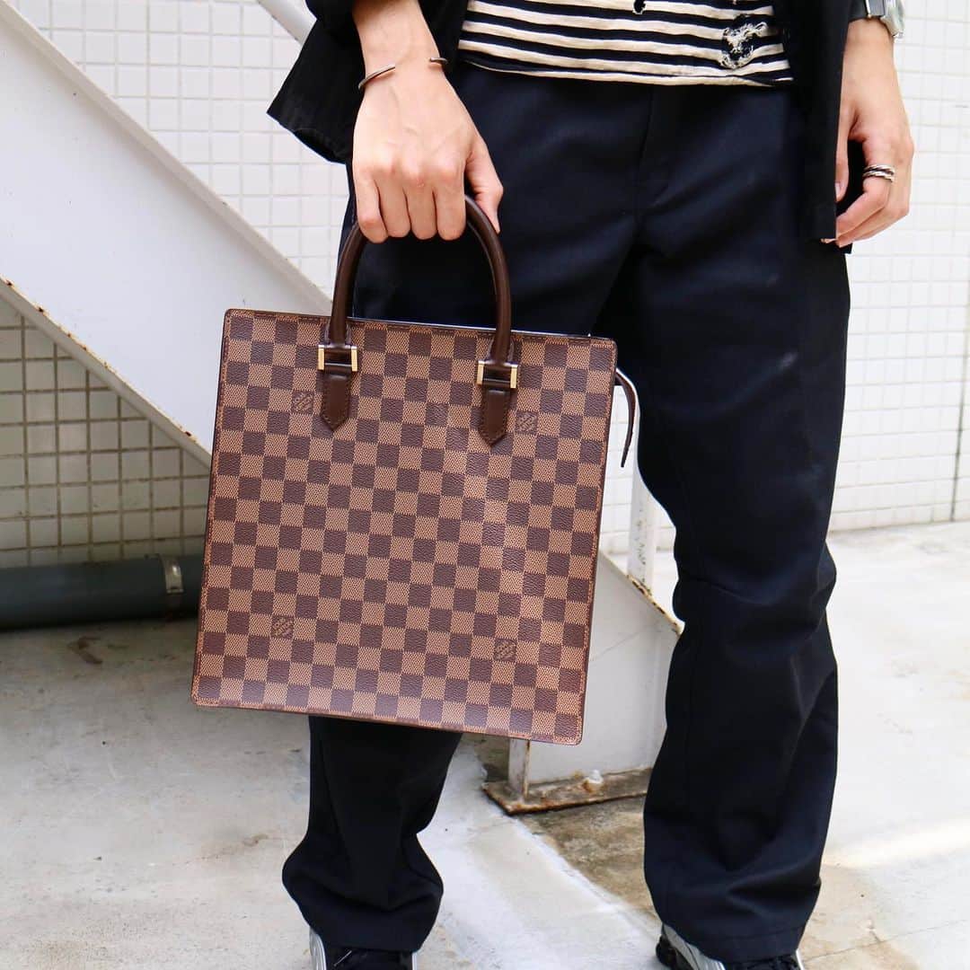 Vintage Brand Boutique AMOREさんのインスタグラム写真 - (Vintage Brand Boutique AMOREInstagram)「Louis Vuitton Venice PM Damier from 2003  This item is only available at the store but we accept orders by DM. Please DM us if you are interested in the item!  Free Shipping Worldwide✈️ For more information ≫ ≫ ≫✉️ info@amorevintagetokyo.com  #ヴィンテージ #ルイヴィトン#ヴィンテージルイヴィトン#ヴィンテージヴィトン #モノグラム  #ヴィンテージブランドブティック #アモーレ #アモーレトーキョー #表参道 #東京 #青山  #vintage #louisvuitton #LV #LVvintage #vintagelouisvuitton  #vuitton #damier #monogram #vintagebrandboutique」6月3日 17時44分 - amore_tokyo
