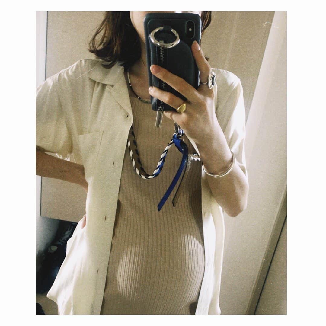野尻美穂のインスタグラム：「暑いし苦しい😵 着々と大きくなってます。 あと少し頑張れ私たち！ #9months  #ajewのストラップかわいいね☺️ #supreme #pheeny  #ajew」