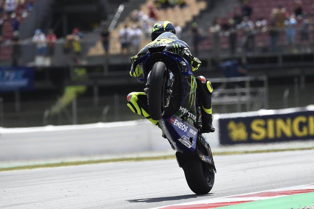 YamahaMotoGPさんのインスタグラム写真 - (YamahaMotoGPInstagram)「Your weekly #WheelieWednesday-fix, courtesy of @valeyellow46 ✌️ . . #MonsterYamaha | #MotoGP |  #StaySafe | #DoYourPart」6月3日 17時52分 - yamahamotogp