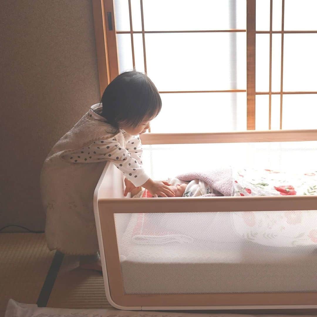 yamatoya(ベビー・キッズ家具の大和屋) さんのインスタグラム写真 - (yamatoya(ベビー・キッズ家具の大和屋) Instagram)「【ユーザーレビュー】リリワゴンII .　 赤ちゃんをいつも目の届くところに寝かせておけるベビーワゴン「リリワゴンII」。 こちらをお使いの@mayu.365 さまより、ご使用レビューをいただきました♪ .　 お客さまは2才の娘さんと、3月に生まれたばかりの赤ちゃんの二人のママ。 リリワゴンは下のお子さんのご出産に合わせてご用意されました。 .　 リリワゴンに寝かせておけば、上の子がいても安心。 サイドはメッシュなので、上の子も赤ちゃんの表情が見られますね！ 赤ちゃんが泣いていると、教えてくれるそうです♡ .　 キャスターがついているので、部屋間の移動もらくらくです。 .　 ちなみに、上部は脚フレームから取り外しが可能。 ゆりかごとしても使えます☆ 里帰り中は、夜、和室にお布団を敷いて寝る時、上部のゆりかごを横に置いて寝かせていたそうです。横を向けばメッシュで様子がわかって安心♪床寝スタイルにもいいですね！ .　 @mayu.365 さま、素敵なお写真とご投稿をありがとうございました♪ .　 詳しいレビューは、お客さまの4/6と6/1のご投稿もご覧ください！ . .　 #リリワゴン #liliwagon #ベビーワゴン #バウンサー #ハイローラック #ユーザーレビュー #ベビーベッド #妊婦 #マタニティ #出産準備 #里帰り出産 #二人目妊娠 #ワンオペお風呂 #yamatoya #大和屋」6月3日 17時53分 - yamatoya_official