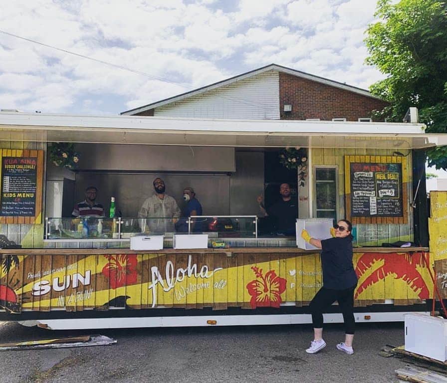 Kua 'Aina UKさんのインスタグラム写真 - (Kua 'Aina UKInstagram)「Aloha, who remembers our trailer?? We had been missing it, so it has been restored and is currently waiting at a top secret location ready to go.  Can you guess where it is? Where would you like to see it pop up next??」6月3日 17時59分 - kuaainauk