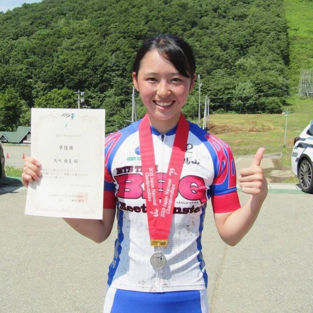 NESTOさんのインスタグラム写真 - (NESTOInstagram)「NESTOはMTB XCO(マウンテンバイク クロスカントリーオリンピック)競技で活躍中の女子大生MTBライダー 矢吹優夏選手と競技サポート契約を締結しました。﻿ ﻿ 矢吹選手は日本女子体育大学に通いながら日本最高峰カテゴリーであるCoupe du Japon女子エリートクラスや全日本選手権U-23カテゴリーなど各地のレースに出場しています。2018年からメキメキと頭角を現し、全日本選手権U-23カテゴリー優勝への階段を登っています。﻿ ﻿ NESTOでは「TRAIZE PRO フレームセット」を供給し、矢吹選手の競技活動をバックアップします。コロナウイルスの影響で今シーズンの大会はまだ行われていませんが、開幕に向けて着々と準備を進めている矢吹選手への応援をお願いします！﻿ ﻿ 【TRAIZE PRO DETAIL】﻿ ﻿ ▼900g 台の軽量フレーム﻿ ﻿ 航空機にも使われるT-800カーボンをEPS製法で成型。EPS製法（Expanded Polystyrene System）は カーボンフレーム成型時に発泡ポリスチレンを利用して内圧をかける製法であり、カーボンに従来の成型技術以上の圧力をかけた成型を可能とする。これにより余分な樹脂を排除した軽量かつ高剛性なモノコックフレームが出来上がる。﻿ ﻿ ▼12x148mm のBOOST規格 ＆29インチホイール﻿ ﻿ 幅広フランジでホイール強度を高めることができ、ペダリングの力をロスなく推進力に換える。激しくテクニカルなコースにも対応し、ハイスピード化するクロスカントリー競技に適応する。﻿ ﻿ ▼プレスフィットBB92規格﻿ ﻿ ボトムブラケット部にボリュームを持たせて成型することで剛性アップに貢献。ペダリング時の踏み込みのすべてを推進力に変換する。﻿ ﻿ ————————————﻿ ☑︎TRAIZE PRO FrameSet(トレイズプロ)﻿ 価格 ￥160,000+税﻿ カラー マットブラック﻿ サイズ(適応身長)﻿ 15.4inch(160-170cm)﻿ 17inch(170-180cm)﻿ 18.7inch(180-190cm)﻿ 重さ 990g(17inch)﻿ ————————————﻿ ﻿ フレーム：T-800カーボン12x148mmスルーアクスル / BB仕様：PressFit BB92 / Fディレイラー：Eタイプ(BBプレート無し), フロントプル / シートポスト：31.6mm / 付属品：ヘッドパーツ,RDハンガー,シートクランプ,リアアクスル﻿ ﻿ #NESTObikes #TRAIZEPRO #マウンテンバイク #矢吹優夏 選手﻿」6月3日 18時12分 - nestobikes