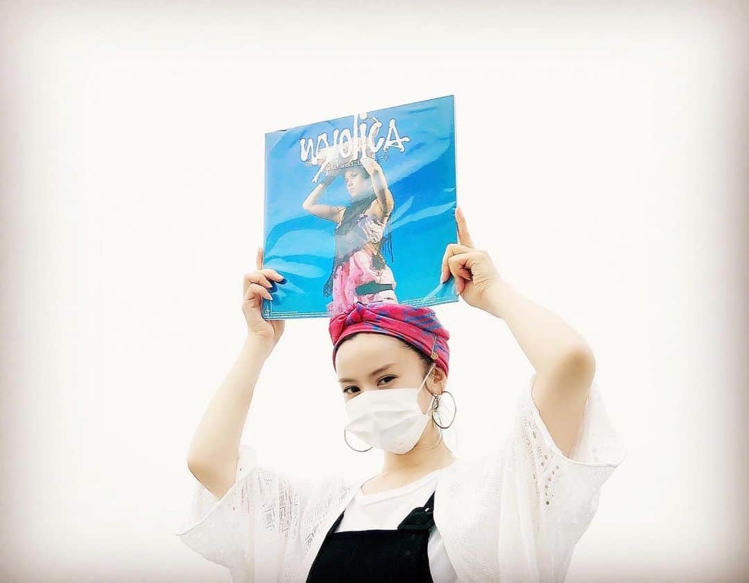 azumiのインスタグラム：「延期された2000年2月2日発売の1st アルバム『who said "La La..."?』のアナログ盤が本日リリースされました！ 20年を経てアナログ化なんて本当に幸せです。プロデューサーの大沢伸一さんやスタッフの皆さん、応援してくれた皆さんのおかげですね。ありがとうございます！ バーニーグランドマンでのリマスタリング、45回転2枚組です。高音質&アナログならではの音をお楽しみください。 信藤三雄さんディレクションの大きなジャケ写も最高✨飾ろっと！  #21世紀型フォーキーソウル #wyolica #ワイヨリカ #大沢伸一 #wyolica20th #信藤三雄  #今日曇ってた🌥残念」