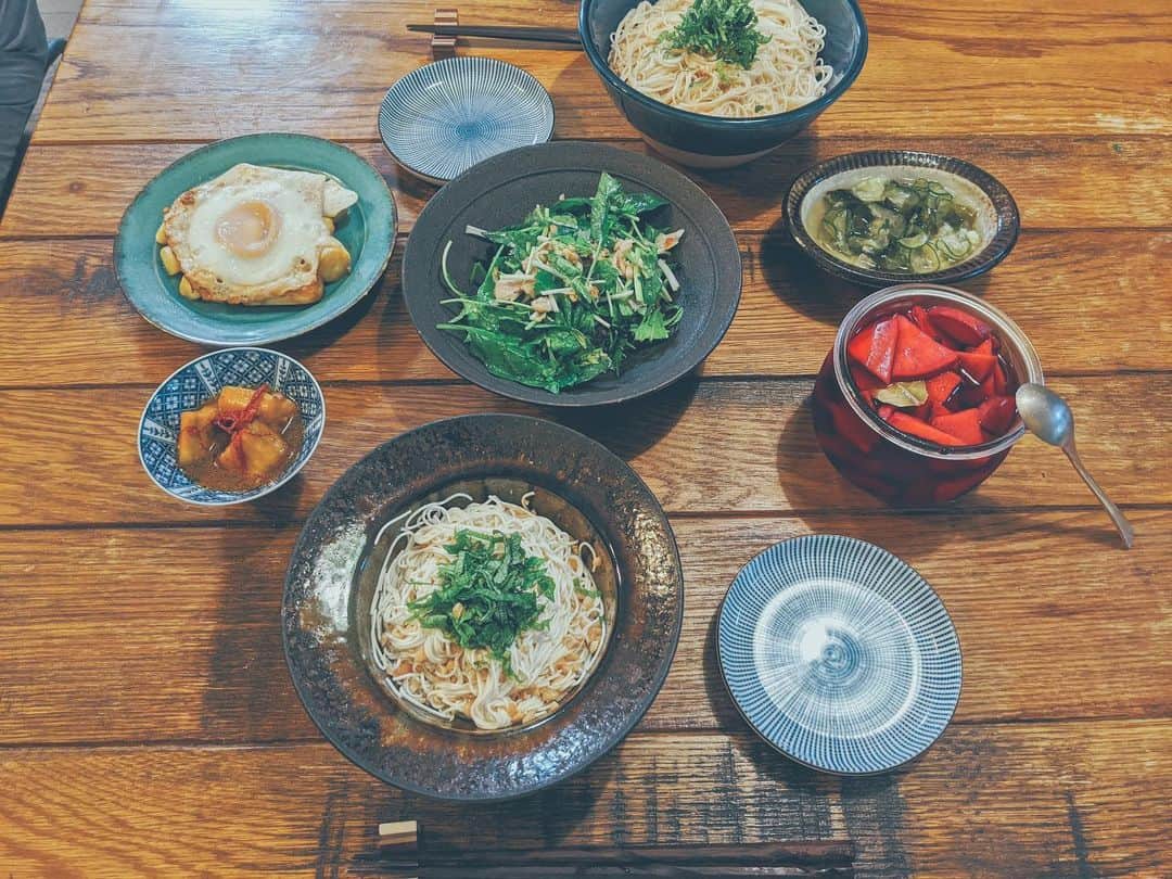 藤田敦子のインスタグラム：「ㅤㅤㅤ 【#blendakitchen 】 Dinner. ㅤㅤㅤ ✔︎納豆素麺(わたしのは豆腐麺) ✔︎ホワイトアスパラグリル目玉焼き乗せ🍳 ✔︎色々野菜と自家製ツナのサラダ ✔︎紫大根のピクルス ✔︎加賀太きゅうりの中華炒め ✔︎きゅうりとわかめの酢の物 ㅤㅤㅤ 萎んでしまった黄身にわたしまでしょんぼり。」