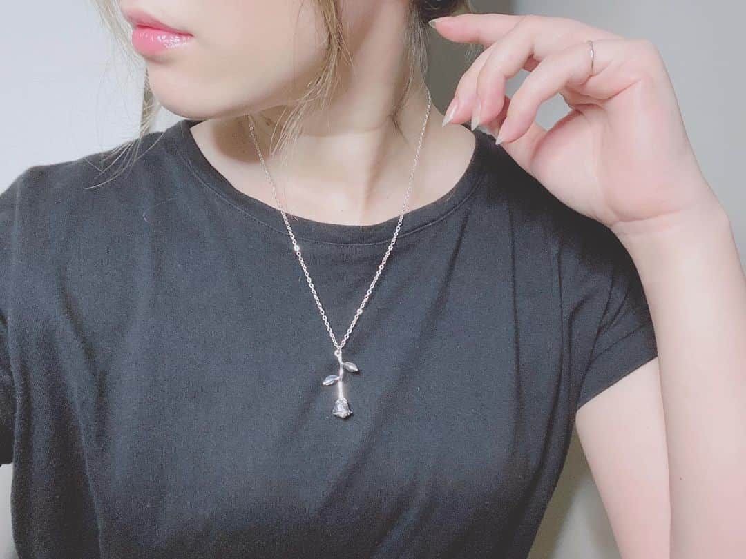 のインスタグラム：「前に載せたリングと同じとこの 薔薇のペンダント🌹 程よい存在感で可愛い @day_and.official  #ATY #夕香里」