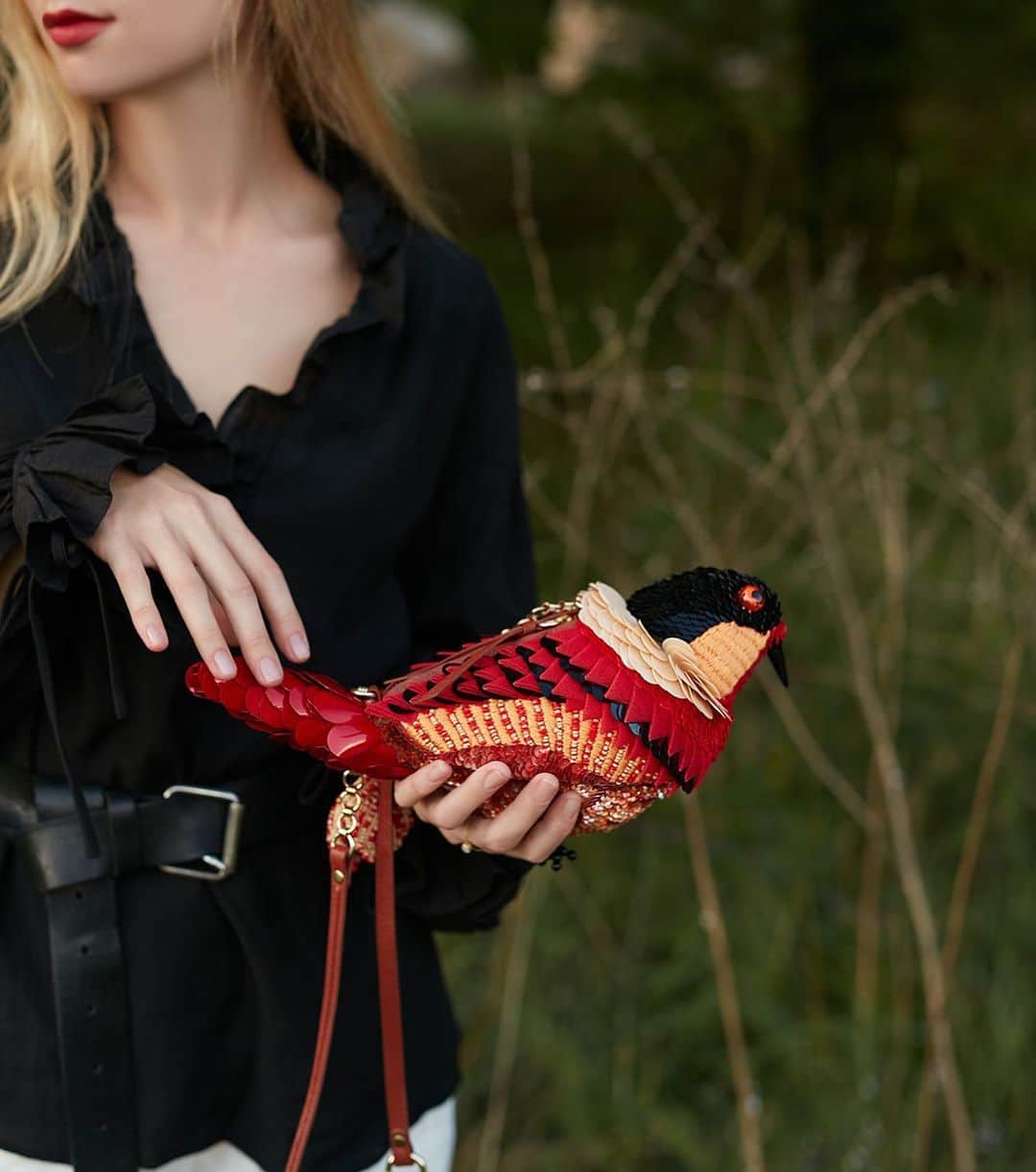 ジャマンピュエッシュのインスタグラム：「Add a playful note to your outfits with the Camargue bag.  Order a Jamin Puech bag before June 21st and enjoy free delivery using the code: FREESHIPPING and receive a cute raffia key chain as a gift.」