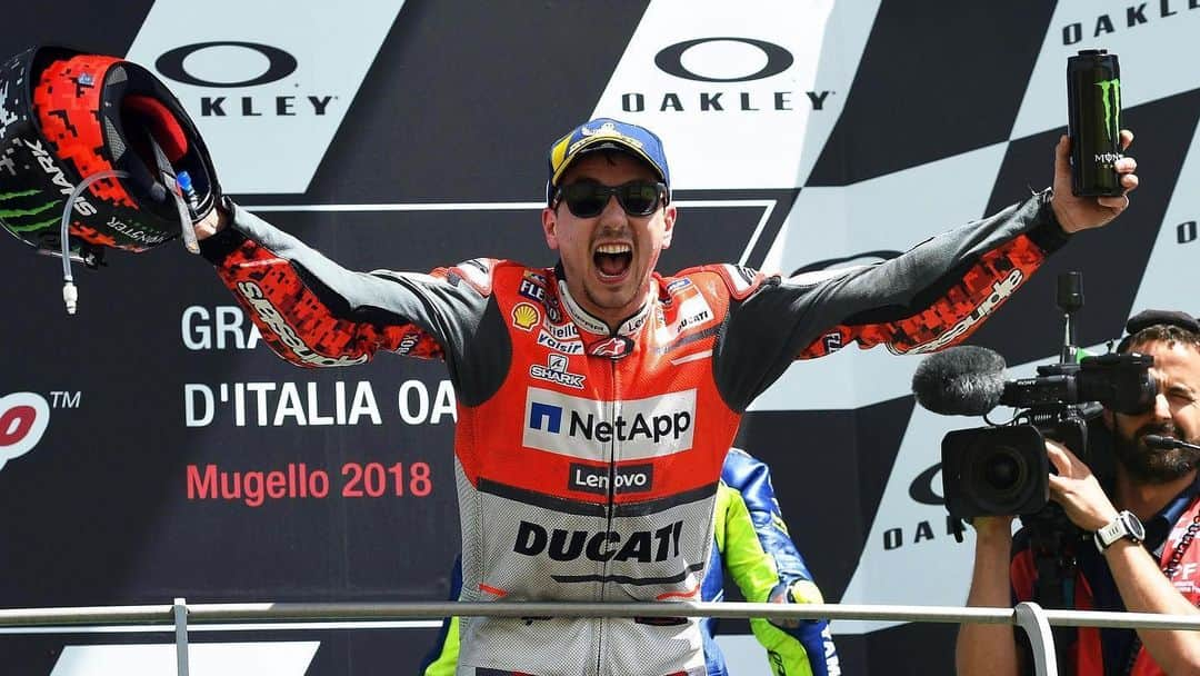 ホルヘ・ロレンソさんのインスタグラム写真 - (ホルヘ・ロレンソInstagram)「Two years ago today I won in Mugello. Surely one of my most special and iconic victories of my career. 🔨🏆」6月3日 18時30分 - jorgelorenzo99