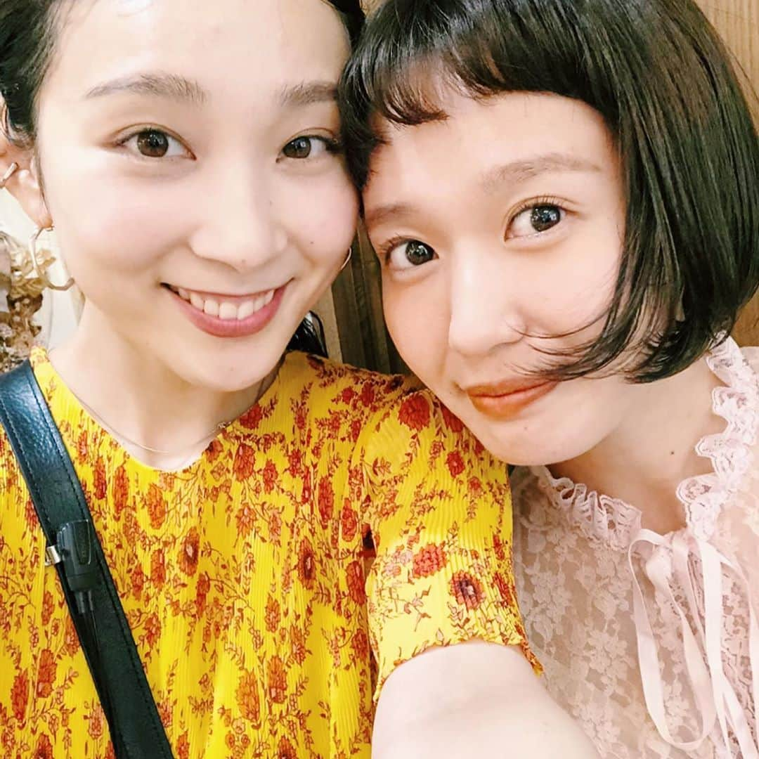 柴田紗希さんのインスタグラム写真 - (柴田紗希Instagram)「インスタライブのお知らせ📢 明日、6月4日(木)お昼12時〜🌷🌷🌷 「出会いと人生ツアー」 with 福岡のswitchのnaoさん @nao_0120 「美容師のお話、一人の女性としてのお話、髪のアレンジのお話」 . 福岡で美容師さんをしているなおさん。 出会いは辻さん。 年々綺麗になるなおさんは 出会ったときから 言葉を発するたびに何かを伝える心が入っているような方。 . 美容師さんとして髪を切る細かなバランスはもちろんだけど、1番びっくりしたのは眉毛 さっと魔法のように目をつむって開けたら顔が変わっていました。 それから何日もいつも以上にきらきらしました。 「みんなかわいくなれるんだよー」 という可能性を身体で広げてくれる なおさんという人に会いに来たいというお客さんってたくさんいるんだろうなぁ☺️ と、、、語ってしまいましたが また明日も語らせていただきます🙏🏻✨ お昼の時間、良かったら見に来て下さい♡」6月3日 18時31分 - shibasaaki