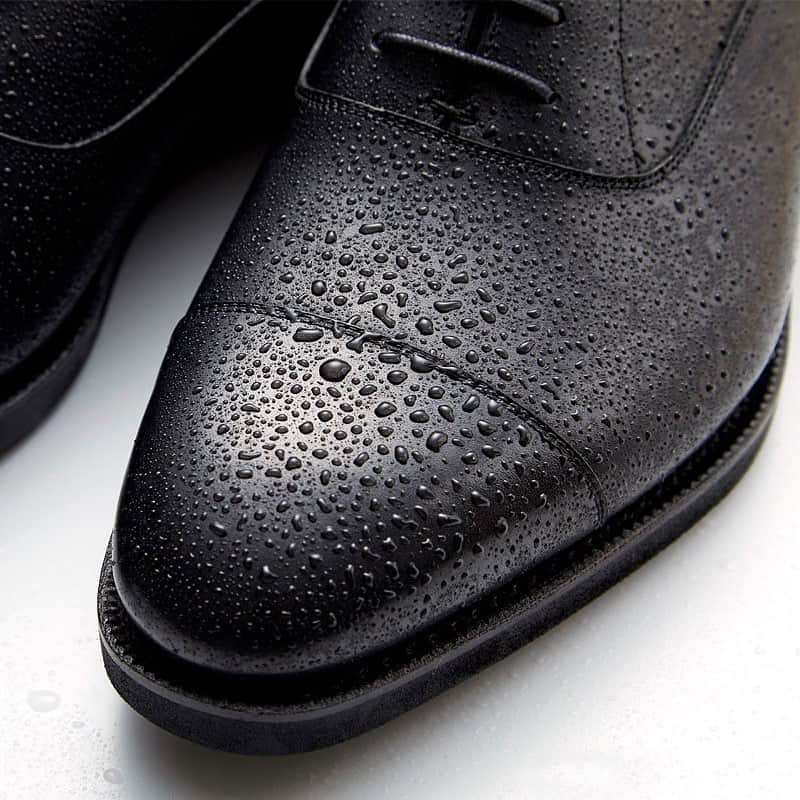 ユニオンインペリアルのインスタグラム：「. UNIONIMPERIAL -Goodyear welted- art. U2005 material: 日本製撥水なめしレザー color: Black Goodyear welted construction  Last: S69-3E 後方屈曲木型　足なりの新設計  雨の日にも出かけたくなるレザーシューズ！ 日本製の撥水なめしレザーが水をしっかり弾きます。なめし段階から撥水加工しているため、革の組織のなかに撥水成分が強固に固着し撥水機能が半永久的に持続します。  #unionimperial  #ユニオンインペリアル  #unionroyal  #ユニオンロイヤル  #日本製撥水レザー #メンテナンスが楽  #カビが生えにくい  #エイジングもすごーく楽しみ #軽量ラバーソール  #立ち仕事におすすめ  #抜群の汎用性 #出張に便利  #後方屈曲木型  #後方屈曲木型は足なりに肉付きが中央から内側に寄って踵も内側に屈曲しています  #mensshoe  #oxfordshoes  #ストレートチップ  #ストレートチップが王道かつ一番かっこいい  #classicshoes  #goodyearwelted  #グッドイヤーウェルト製法  #革靴  #レザー #革  #紳士靴  #職人 #手仕事 #革靴倶楽部  #革靴好きと繋がりたい  #断然革靴派」