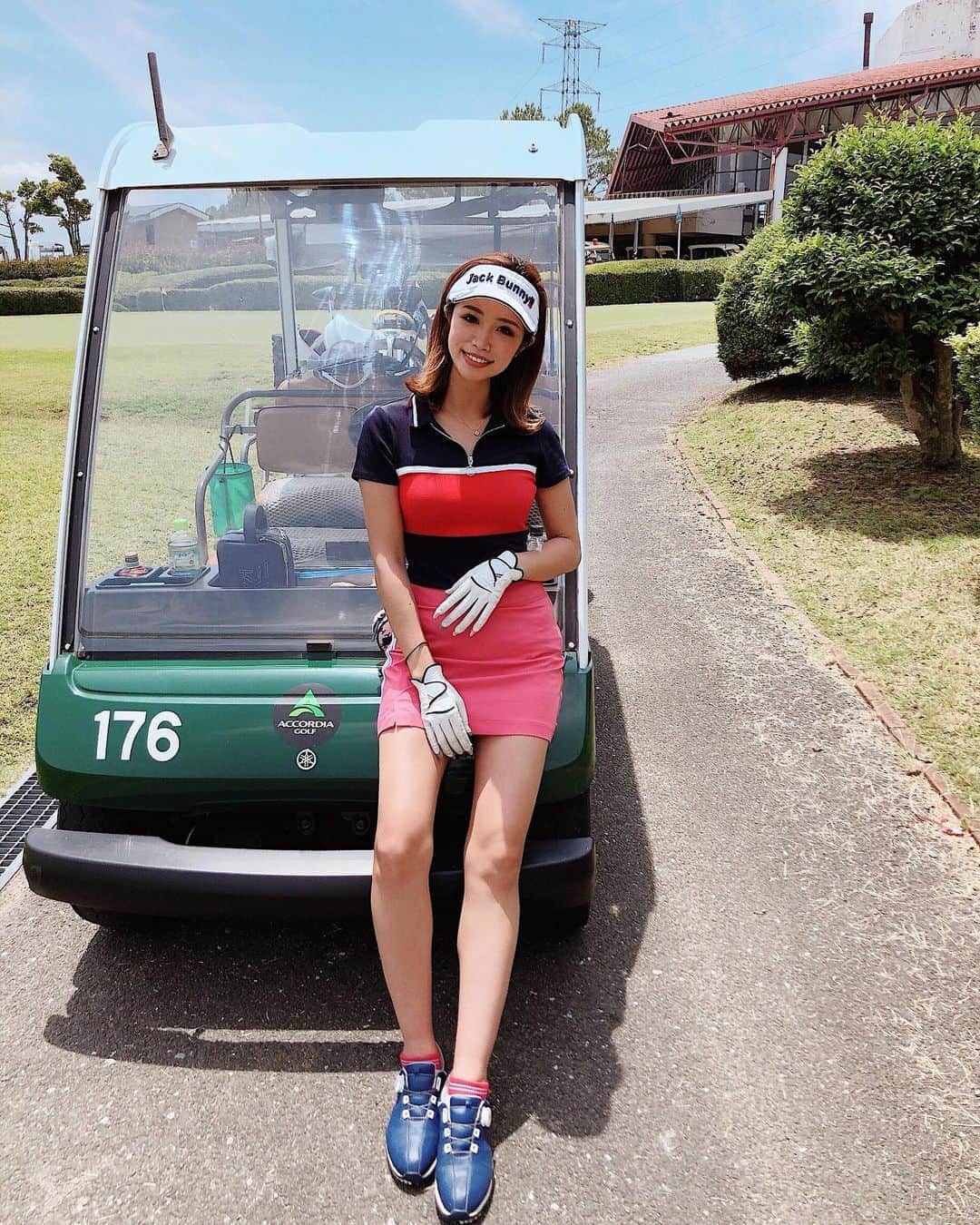 のインスタグラム：「༄ 丘ゴルファーりほこです🏌️🏽‍♀️ 昨日は#別府の森ゴルフ倶楽部  に いってきましたー🥰 前日の飲みすぎで後半でやっと 二日酔いが取れたの😂 最初のほうは下向くだけで頭がフラフラ😂 でもお天気もよくて結果たのしかった🥰💗 ． 久しぶりにこのウェア着たけど パツパツだった😂🤭🤭💦笑」