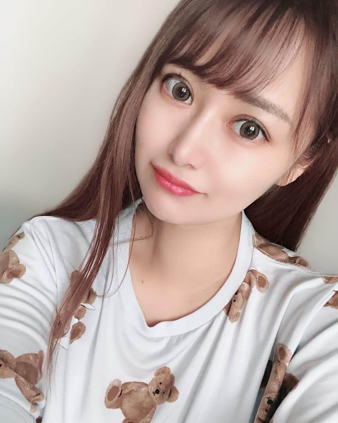 YU-RIのインスタグラム：「🌟 今田美桜ちゃんイメージモデルの ダイヤワンデー試してみたよ👀♡ 色はセレーナブラウン💎 ちゅるんってしててかわいい🍓💕 ナチュラルメイクにも合いそうだなって 思ったから今回は超ナチュラルメイク🌟 カラコンは透明感出る色が好き🥺💓 ・ ・ ・ #今田美桜#カラコン#ダイヤワンデー#セレーナブラウン#ダイヤワンデーセレーナブラウン#美容#美容好き#カラコンレポ#カラコンレビュー#美容好きな人と繋がりたい#チャイボーグ#ジェラートピケ#おうちじかん#透明感#透明感カラコン#透明感メイク#部屋着#ジェラピケ#パジャマ#パジャマ女子 #diya#jelatopique#selfie#japanesegirl#me#love」