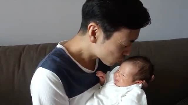 アキラ・コンチネンタル・フィーバーのインスタグラム：「Angry baby 😡bayi marah 😡怒る新生児😁 #youtube  #youtuber  #おこる  #あかちゃん  #baby  #angry  #bayi #marah  #あかちゃんのいる生活  #ベビー動画 #赤ちゃん  #赤ちゃん動画 #プレママ #成長記録　#育児記録　#stayhome #べびすたぐらむ  #スマイル育児 #ベビフル」