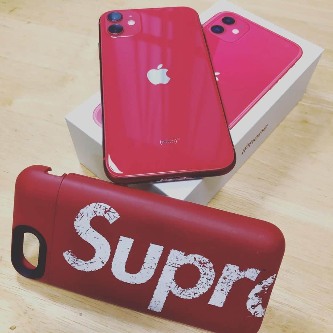 萱和磨さんのインスタグラム写真 - (萱和磨Instagram)「久々投稿 iPhone11にしました。 #投稿すると2年契約を忘れない #レッドを購入すると寄付されています #航平さんから頂いた8カバー #ボロボロにしてごめんなさい #でもパワー貰いました  #頑張ろう日本 🇯🇵」6月3日 18時40分 - kazuma_kaya