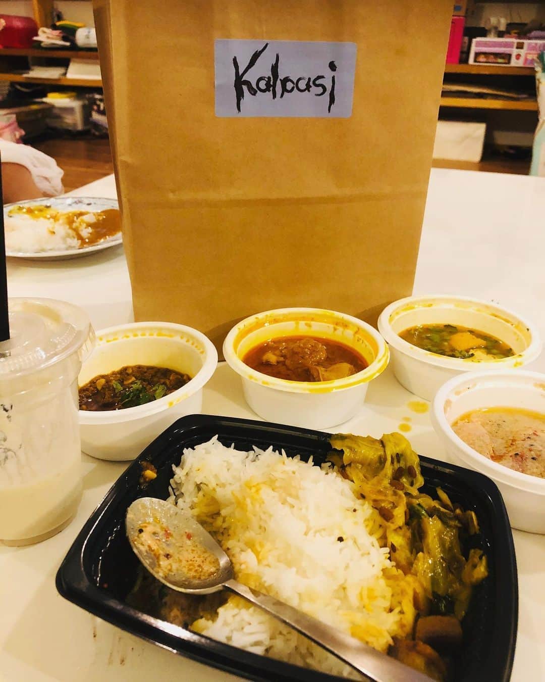 のインスタグラム：「今日の夕飯はKalpasiのテイクアウト。志らくが楽しみにし過ぎて器に移さず食す。久々のスパイスに志らくが新陳代謝が良くなった！予約してからしか食べれなかったKalpasiがテイクアウトで食べれるなんて！しかもテイクアウトと思えない美味しさ！！と大喜びでした！ 私は器に移しましたが、写真撮り忘れる位夢中になり、、、めちゃくちゃ美味しかったー😍 丁度Kalpasiの店主の黒澤さんが下北沢にジェラート屋さんを出す瞬間のコロナで、私達夫婦もジェラート屋さん楽しみにしております☺️ Kalpasiで食べたジェラートは本当に今まで食べたNo.1。大人のスパイスジェラート❤️ 来週もテイクアウトをしよう、志らくは1週間に1度はKalpasiが食べたいって❤️ 明日のグッドラックはスパイスでまた元気に❤︎ 凄く良い一日でした。  私も明日も長女と次女の送りお迎え頑張れそうです❤︎ 御馳走様でした🥰🥰🍛🍛」