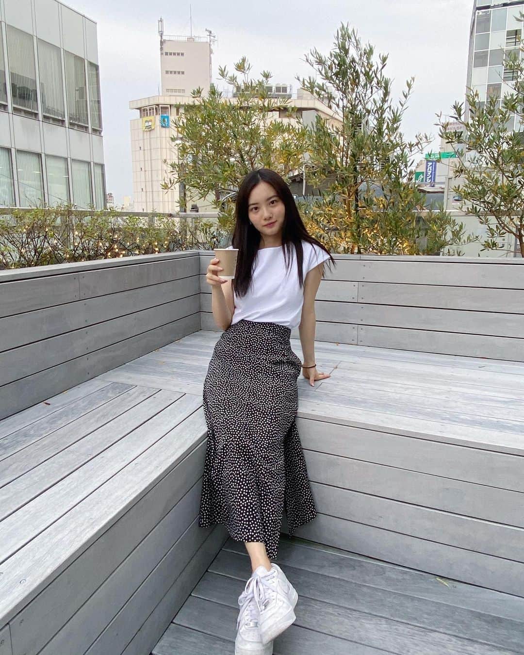 青山舞莉さんのインスタグラム写真 - (青山舞莉Instagram)「カジュアルにも着れるしおしゃれにも着れる「ドゥクラッセＴシャツ・ボートネックフレンチ袖/58cm丈」🥺 DoClasse さんのお洋服は生地がしっかりしていて、けど風も通るからお気に入り♡ みんなも少し大人っぽい格好をしたい時に着て見てね🤍 #PR  #doclasse  #ドゥクラッセtシャツ #ボートネック #ドゥクラッセ #ダブルフロント #大人のtシャツ #白tシャツ　#ミーコーデ　#ミーの毎日」6月3日 18時35分 - milez728