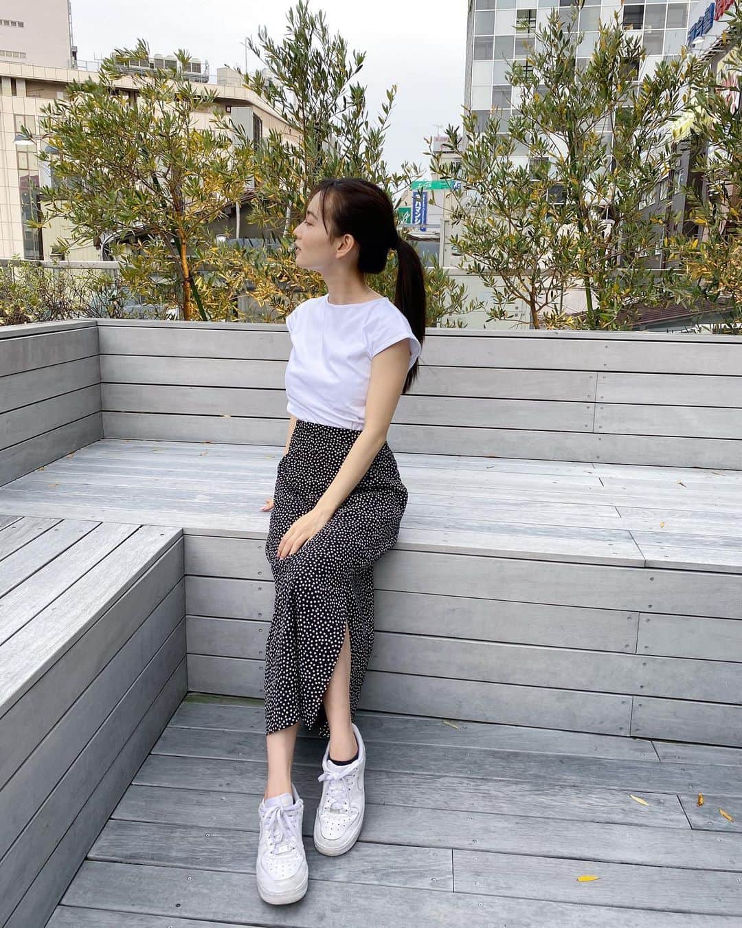 青山舞莉さんのインスタグラム写真 - (青山舞莉Instagram)「カジュアルにも着れるしおしゃれにも着れる「ドゥクラッセＴシャツ・ボートネックフレンチ袖/58cm丈」🥺 DoClasse さんのお洋服は生地がしっかりしていて、けど風も通るからお気に入り♡ みんなも少し大人っぽい格好をしたい時に着て見てね🤍 #PR  #doclasse  #ドゥクラッセtシャツ #ボートネック #ドゥクラッセ #ダブルフロント #大人のtシャツ #白tシャツ　#ミーコーデ　#ミーの毎日」6月3日 18時35分 - milez728