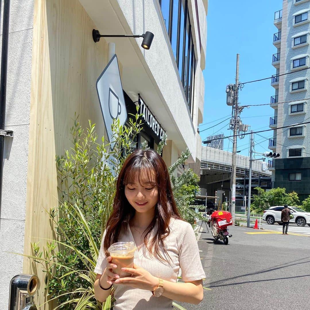 青山舞莉のインスタグラム：「@platinum_beauty_omotesando で、セルフホワイトニングを受けてきたよ💞﻿ コーヒー大好きな私でもすごく白くなりました🥺 ﻿ 『青山舞莉のインスタ見たよ👍』﻿ ﻿ で業界唯一の﻿ 《歯科メーカー・歯科医院連携》﻿ 白さを保証するホワイトニング専門店で、﻿ ↓のメニューが【初回限定価格】にて受けれるよ!!💛﻿ ﻿ ⬛️メニュー内容（初回限定）🎉﻿﻿ ﻿﻿ ①白さお約束❗️プレミアムコース﻿🦷✨﻿ 90％以上の方が選択します！﻿﻿ 合計8回照射2来店（1回8分照射）17600円﻿﻿ ※ジェル代：別途5,500円﻿ 限られた歯科医院で使用されている世界基準の認可されたジェルを使用❗️﻿﻿ 低価格で最高のホワイトニング効果をお約束します‼️﻿﻿ ﻿﻿ ②お手軽ホワイトニングコース﻿🦷﻿ 自然の白さを求める方へ﻿﻿ 3回照射１来店（1回10分照射）2970円﻿﻿ ホワイトニング未経験者や自然の白さを求める方へ、日本最高品質のセルフホワイトニングをご提供します‼️﻿﻿ ﻿﻿ ③細胞活性LEDフェイシャルエステ﻿💆‍♀️﻿ 肌質別高濃度フェイシャルパック付き﻿﻿ 3回照射（1回10分照射）2970円﻿﻿ ﻿﻿ ④コラーゲン生成LEDスカルプケア﻿💆‍♀️﻿ お悩み別高濃度スカルプエッセンス付き﻿﻿ 3回照射（1回10分照射）2970円﻿﻿ ﻿ ﻿ お問い合わせは、﻿ プラチナムビューティー表参道店﻿ 080-4431-4995 @platinum_beauty_omotesando ラインID : @pb-omosan ﻿﻿﻿ に、﻿ DM予約、ライン予約、電話予約﻿ してみてね!!💛﻿ ﻿ ﻿ #PLATINUMプレミアムホワイトニング#PLATINUMセルフホワイトニング﻿﻿﻿ #PLATINUMLEDフェイシャル﻿﻿﻿ #PLATINUMLEDスカルプケア﻿﻿﻿ #platinumbeauty表参道店  #プラチナムビューティー表参道店#プラチナム#セルフエステ#表参道#美容#ホワイトニング#セルフホワイトニング#プレミアムホワイトニング#LEDフェイシャル#フェイシャル#LEDスカルプ#スカルプ ﻿﻿」