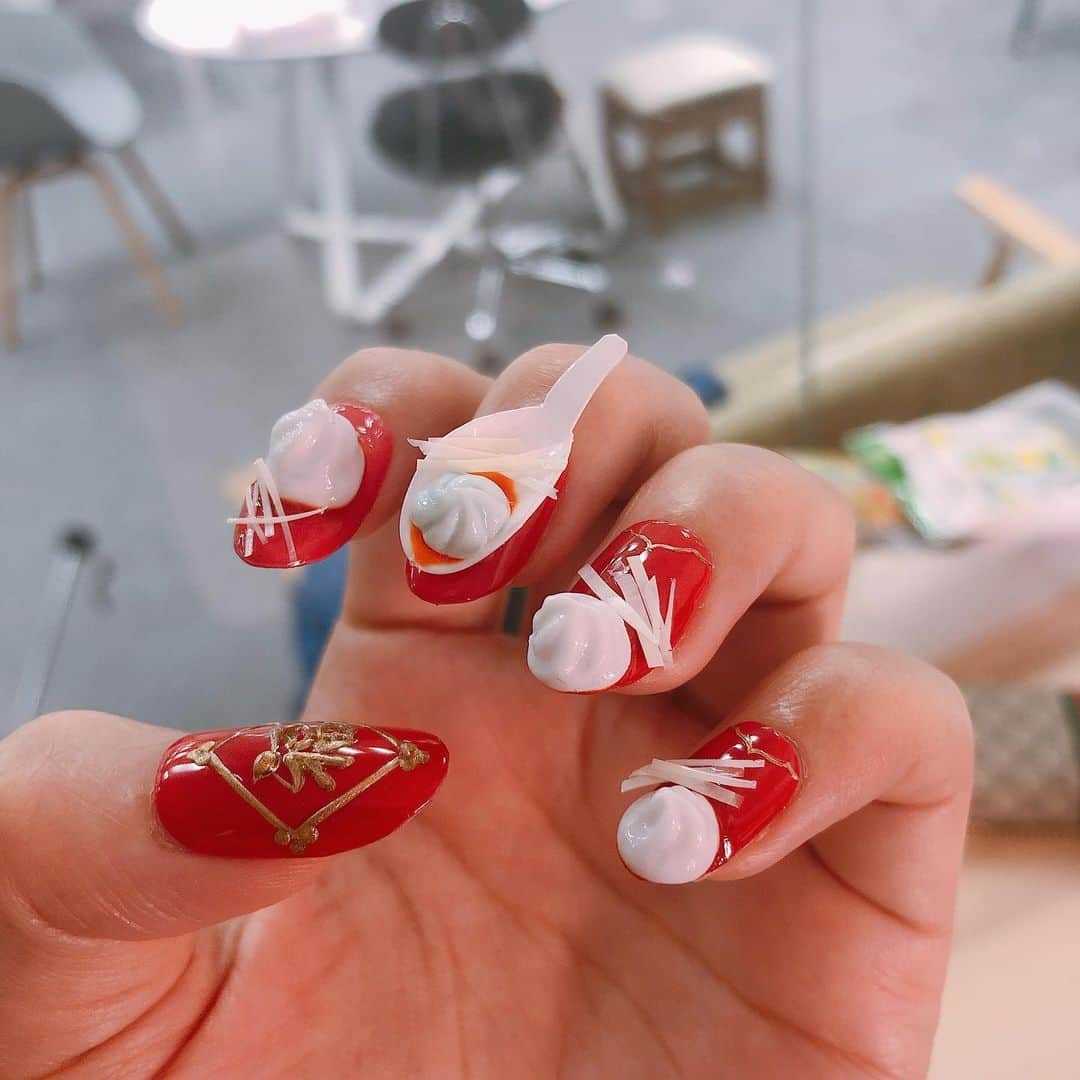 早川瀬里奈のインスタグラム：「小籠包ネイル💅 風車ネイルとショートケーキネイルも🍰ネイルの撮影楽しい♡ C CHANNELで見てみてください」