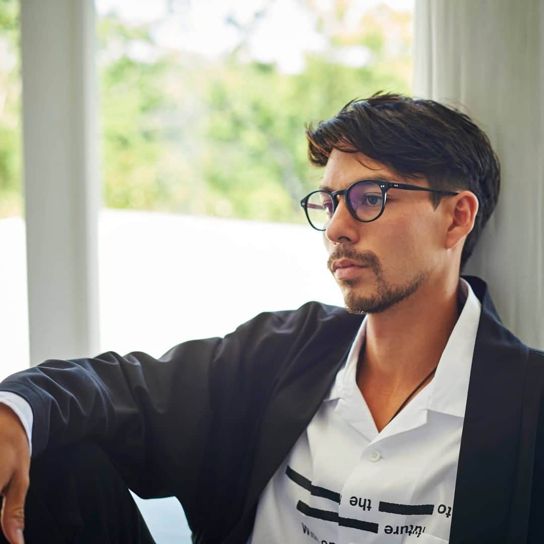 Zoff Officialのインスタグラム：「「Zoff×takashi kumagai」 @takashikumagai_official  2020年6月5日(金)発売予定 🕶🕶🕶🕶 凛とした佇まいの小ぶりなボストンシェイプ。正面のドットディテールやキーホールブリッジがアーバンレトロな表情を演出するサングラスです。 🕶🕶🕶🕶 着用品番　ZH201G05_14E1(ブラック) 🕶🕶🕶🕶 【種類】全8型 16種類 【発売日】2020年6月5日(金)発売予定 【価格】7,500円（税別）専用ケース、メガネ拭き付き 【取扱店舗】Zoff31店舗（下記）、Zoffオンラインストア、Zoff 楽天市場店、Zoff ZOZOTOWN店 【取扱店舗リスト】 Zoff 札幌アピア店 Zoff イオンモール盛岡南店 Zoff モラージュ菖蒲店 Zoff イオンレイクタウンmori店 Zoff ららぽーとTOKYO-BAY店 Zoff アトレ目黒店 Zoff 銀座コア店 Zoff MART "ALWAYS IN SEASON" ルミネ池袋店 Zoff 下北沢店 Zoff 原宿店 Zoff MART "ALWAYS IN SEASON" ルミネ立川店 Zoff ルミネ北千住店 Zoff アトレ吉祥寺店 Zoff 新宿マルイ本館店 Zoff MART "ALWAYS IN SEASON" ルミネエスト新宿店 Zoff グランド東京渋谷店 Zoff MART 自由が丘店 Zoff たまプラーザテラス店 Zoff ラゾーナ川崎プラザ店 Zoff マークイズ静岡店 Zoff イオンモール木曽川店 Zoff タカシマヤ ゲートタワーモール 名古屋駅店 Zoff グランフロント大阪店 Zoff あべのキューズモール店 Zoff なんばCITY店 Zoff あまがさきキューズモール店 Zoff Park キャナルシティ博多店 Zoff イオンモール八幡東店 Zoff 福岡パルコ店 Zoff トキハわさだタウン店 Zoff アミュプラザ鹿児島店  #Zoff #takashikumagai #熊谷隆志 #sunglasses #sunglassesfashion #sunglasses😎 #eyewear #summer #yellowsunglasses #grennsunglasses #clearsunglasses #イエローサングラス #グリーンサングラス #クリアサングラス #サングラス #メガネ #zofftakashikumagai」