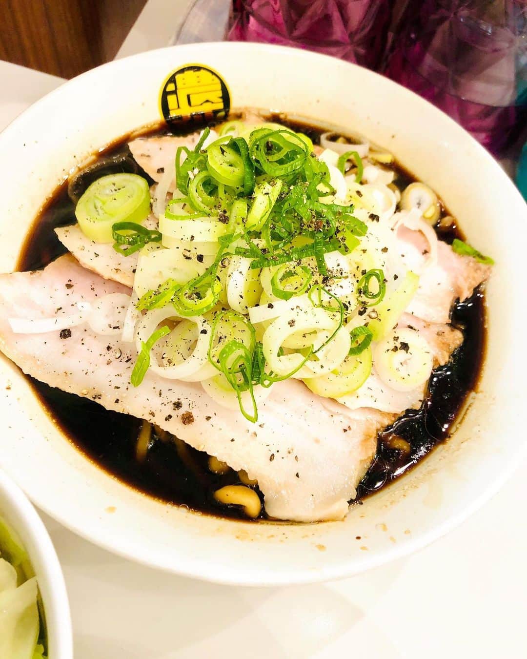 大越かず江さんのインスタグラム写真 - (大越かず江Instagram)「✨(　ﾟ∀ﾟ)o彡°ラーメンラーメン✨ 凄い！！ 真っ黒なラーメン⚠︎ 太麺で美味しかったなぁ❤︎*.(♡˙︶˙♡).*❤︎ ✨(　ﾟ∀ﾟ)o彡°Ramen Ramen ✨ great！！ Black ramen ⚠︎ It was delicious with thick noodles❤︎*.(♡˙︶˙♡).*❤︎ #ラーメン #yummy #amazing #instagood #photooftheday #sweet #dinner #lunch #breakfast #fresh #tasty #delish #delicious #eating #foodpic #foodpics #eat #hungry #foodgasm #hot #foods  #美魔女 #女優 #actress #東京 #tokyo #日本 #japan #followforfollowback #ダイエット仲間募集」6月3日 10時08分 - bluemoonseasky